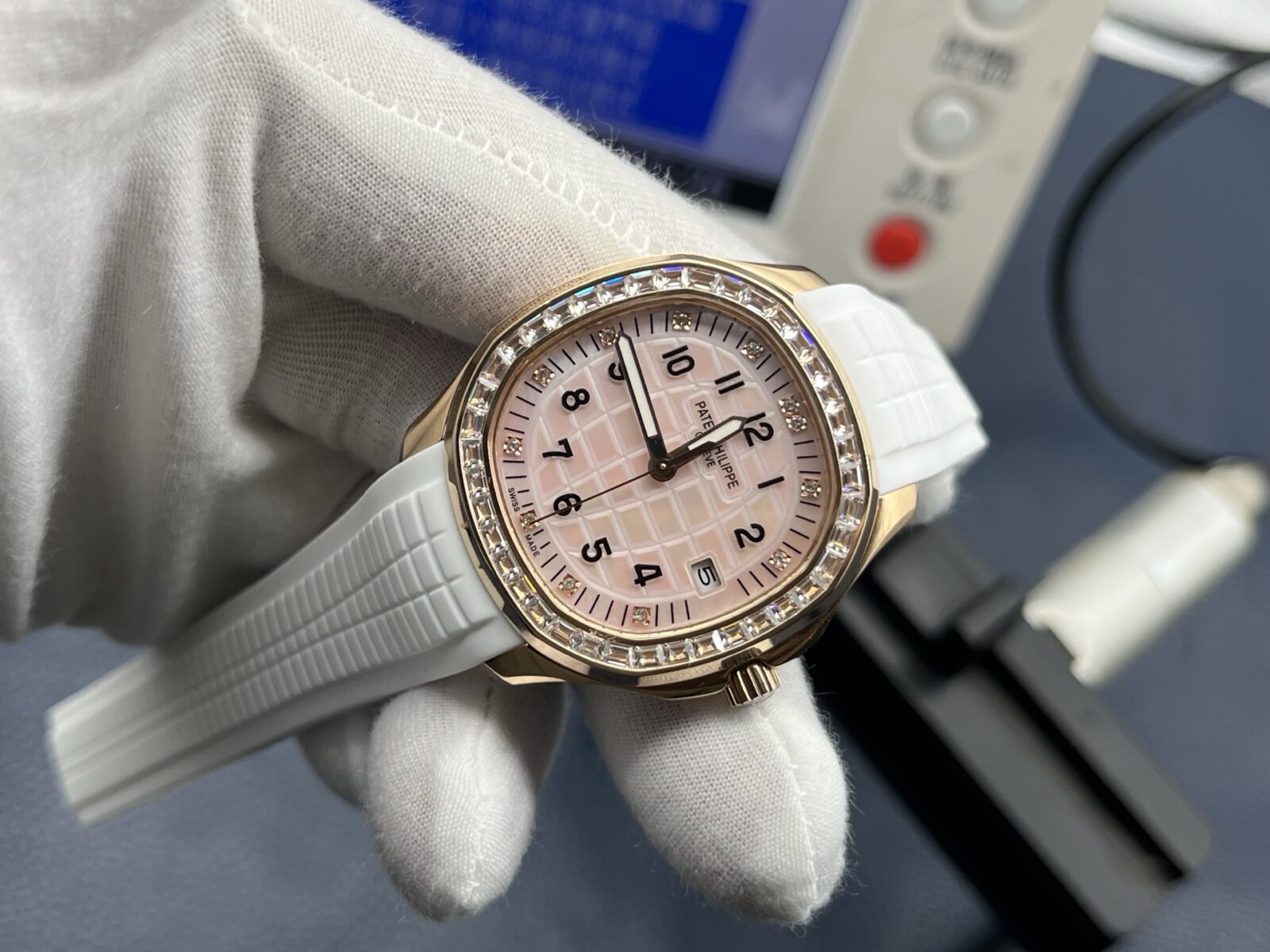 Patek Philippe Aquanaut Ladies 38.8mm Pink Dial 18K Rose Gold - Image 3