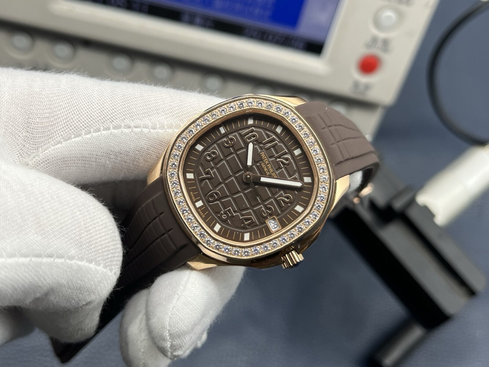 Patek Philippe Aquanaut Ladies 38.8mm Brown Dial 18K Rose Gold - Image 3