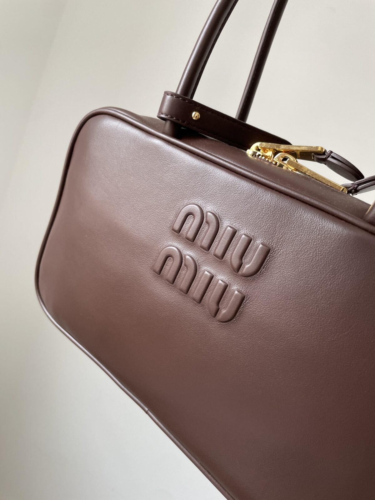 MIU MIU Beau Calfskin Handbag with Embossed Logo – Heather Wood - Image 4