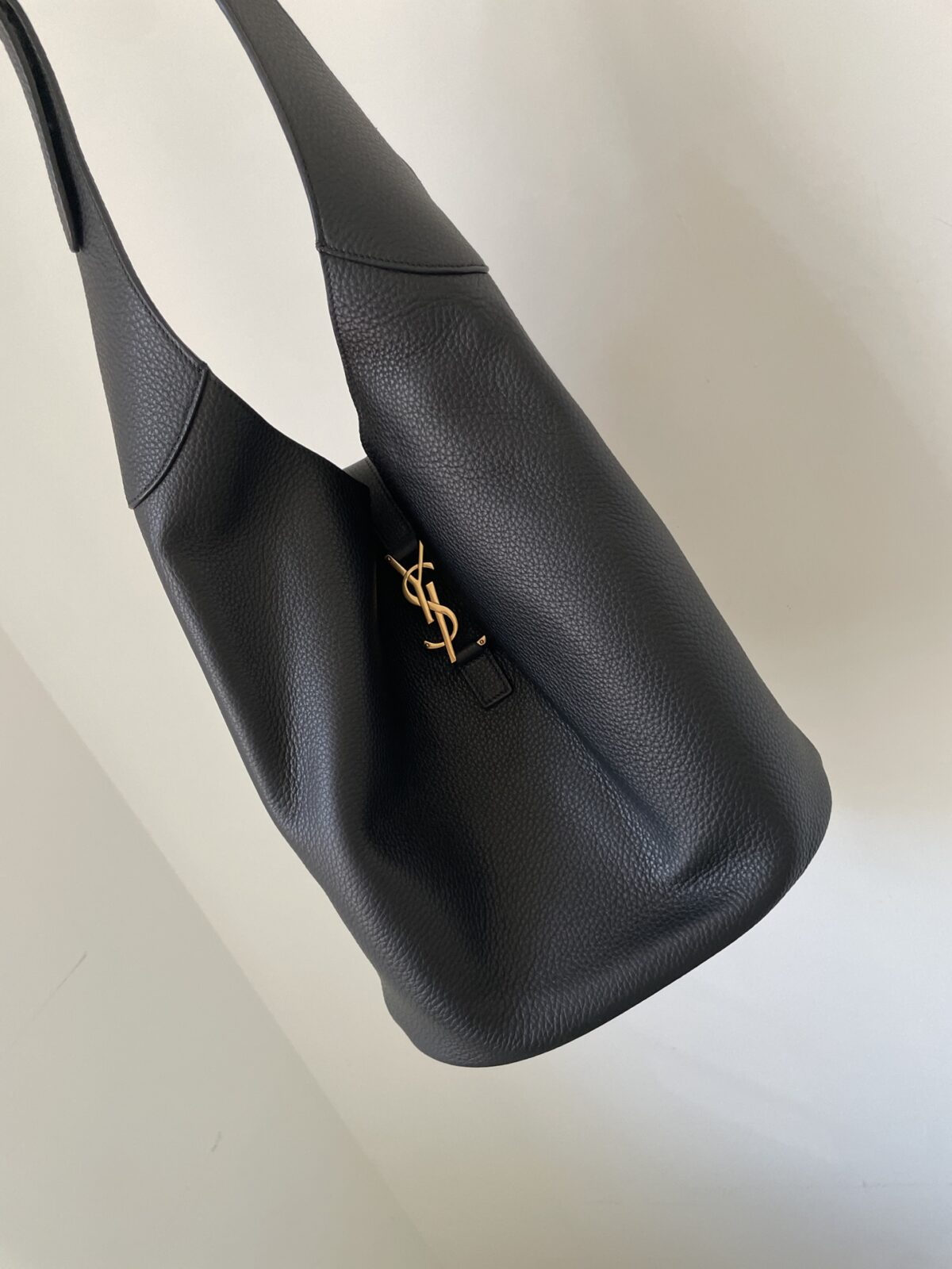 SAINT LAURENT YSL LE5A7 Adjustable Strap Leather Bucket Bag Black - Image 2