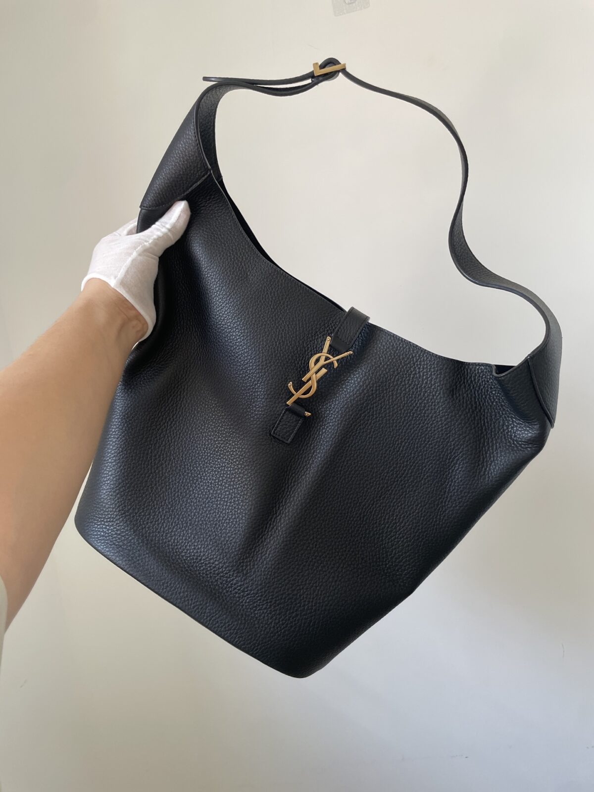 SAINT LAURENT YSL LE5A7 Adjustable Strap Leather Bucket Bag Black - Image 5