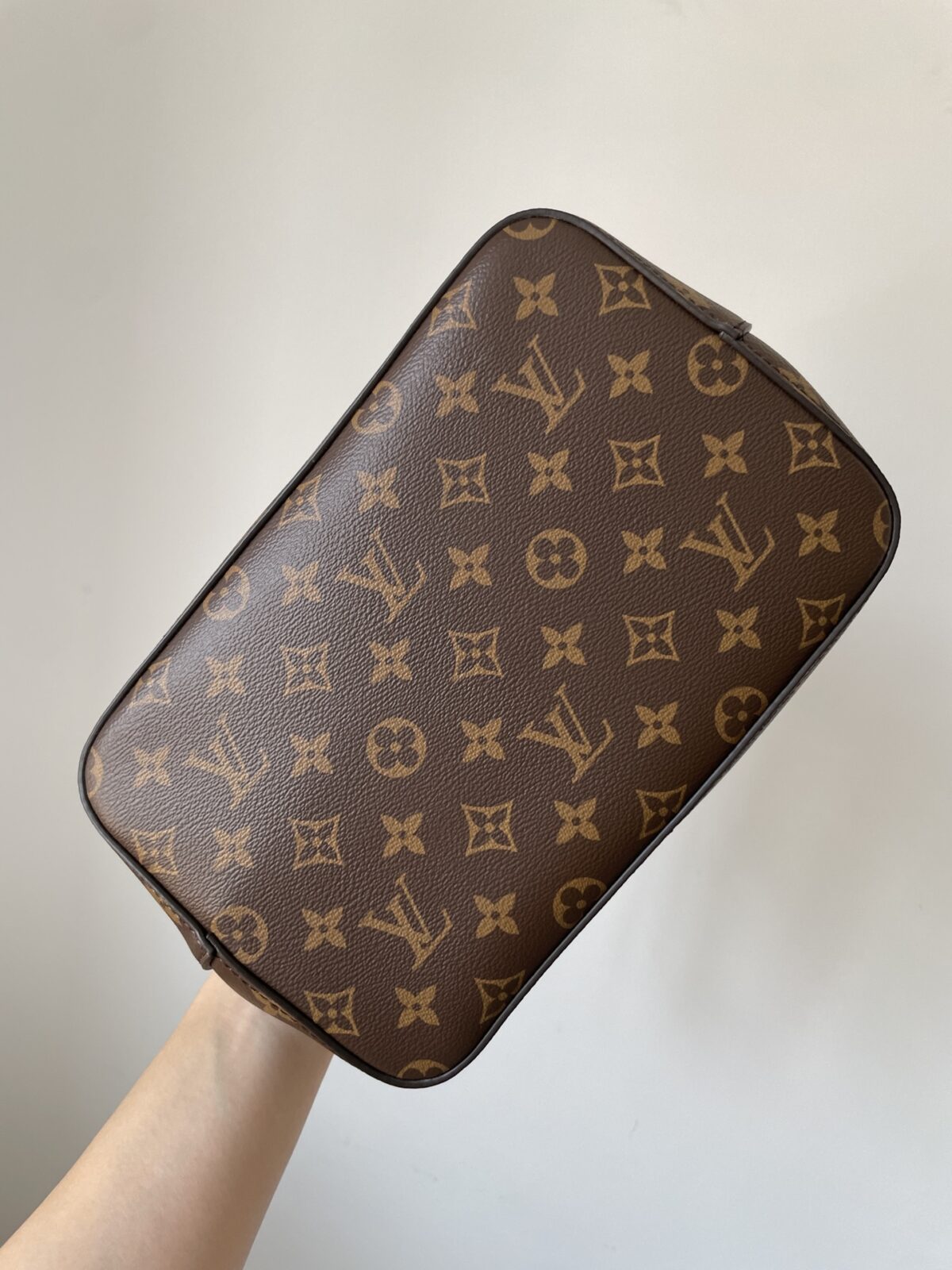 Louis Vuitton NéoNoé MM Monogram Canvas Bucket Bag Brown - Image 8