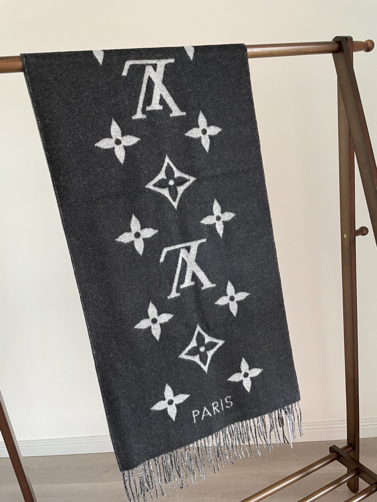 Louis Vuitton Reykjavik Double-Sided Cashmere Tassel Scarf Grey-Black - Image 2