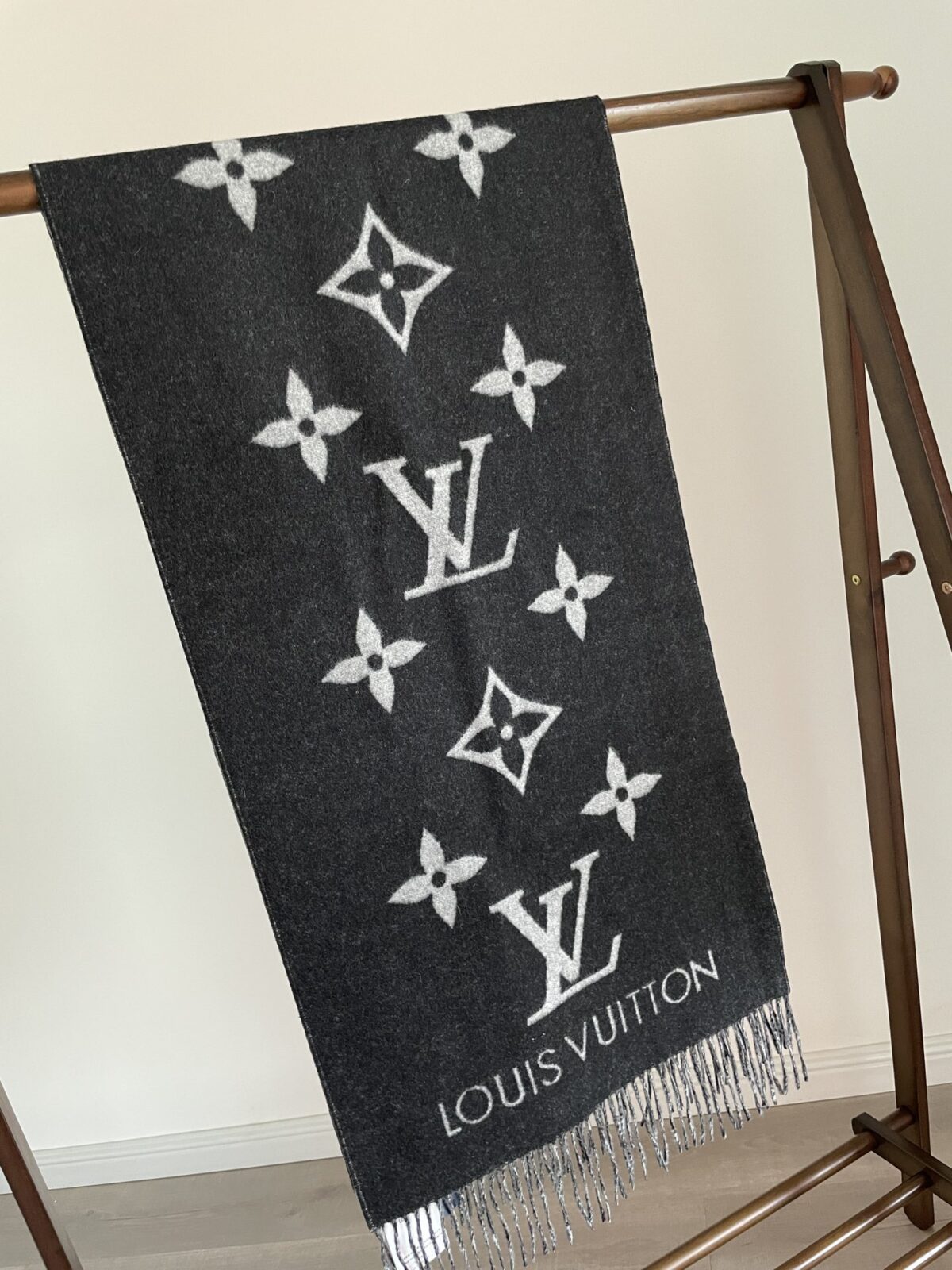 Louis Vuitton Reykjavik Double-Sided Cashmere Tassel Scarf Grey-Black - Image 3