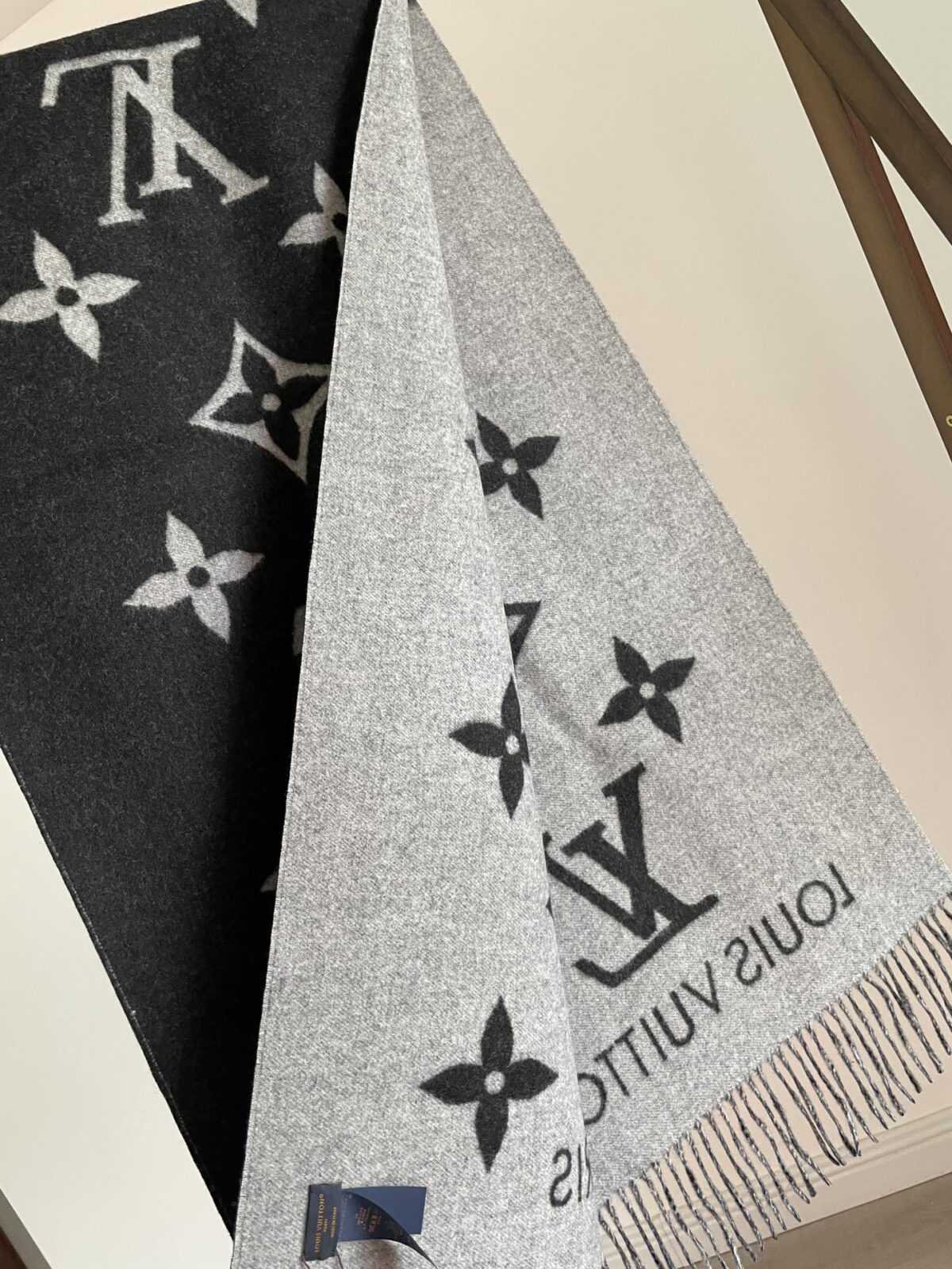 Louis Vuitton Reykjavik Double-Sided Cashmere Tassel Scarf Grey-Black - Image 4