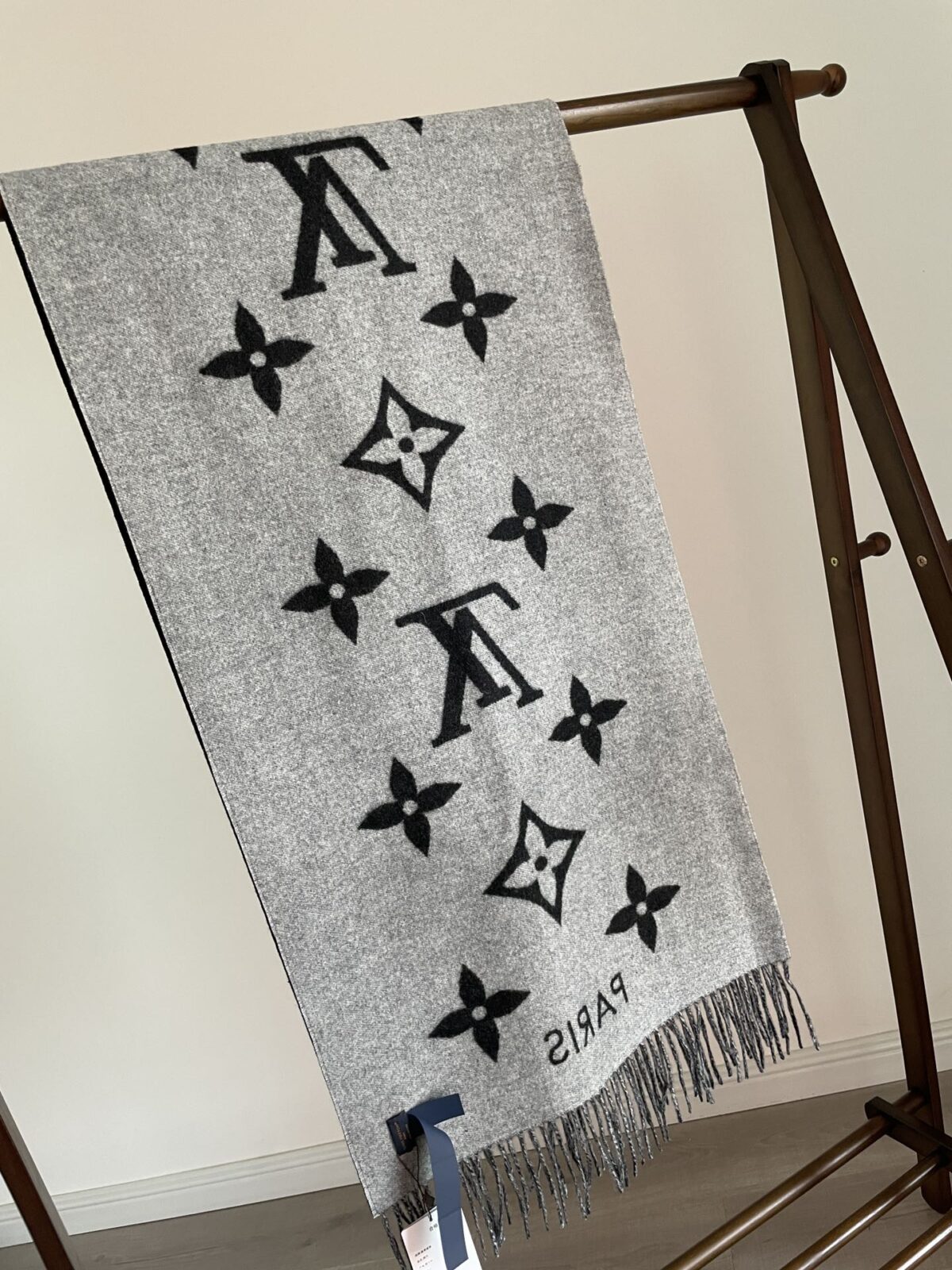 Louis Vuitton Reykjavik Double-Sided Cashmere Tassel Scarf Grey-Black - Image 5