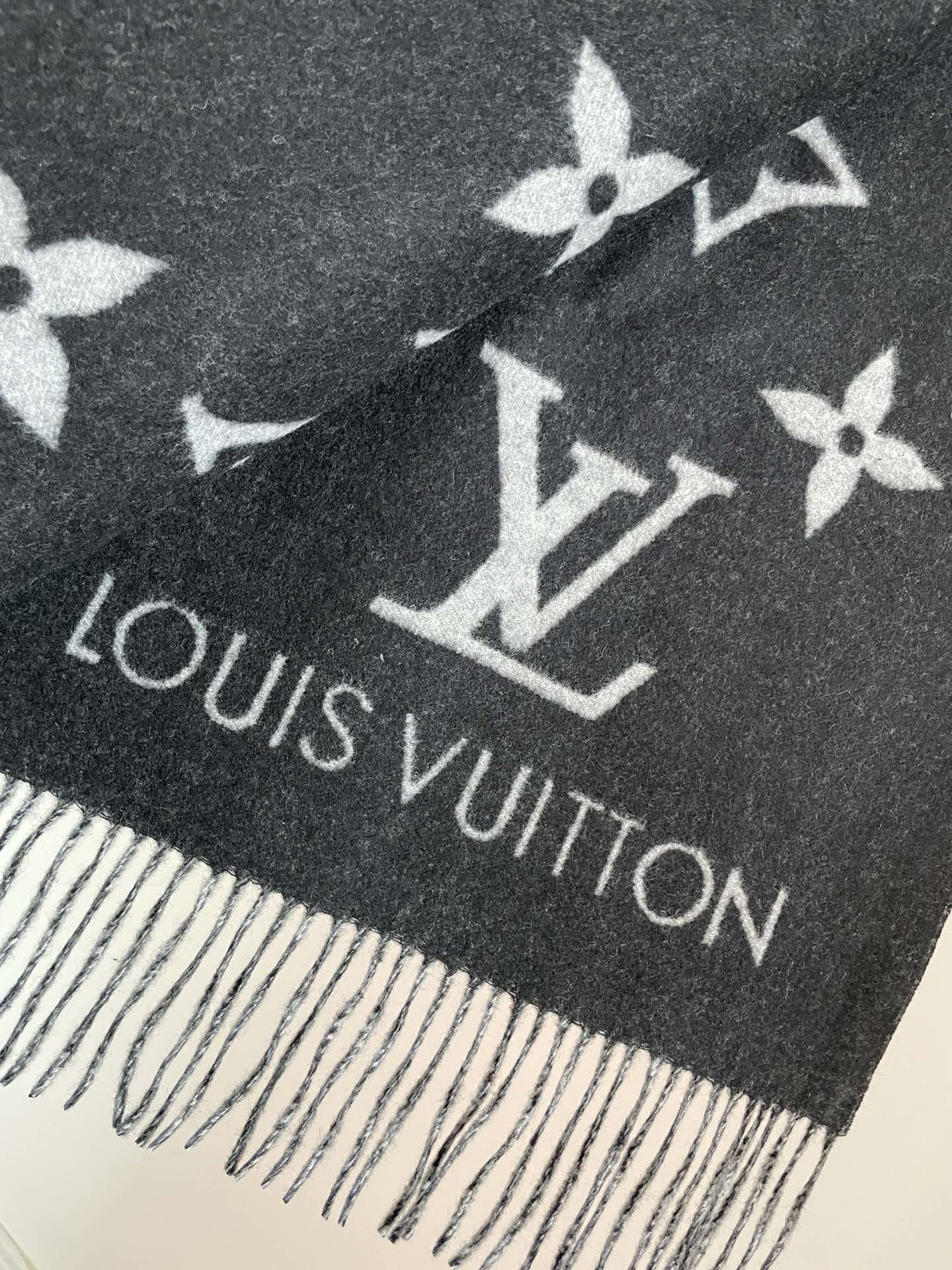Louis Vuitton Reykjavik Double-Sided Cashmere Tassel Scarf Grey-Black - Image 9