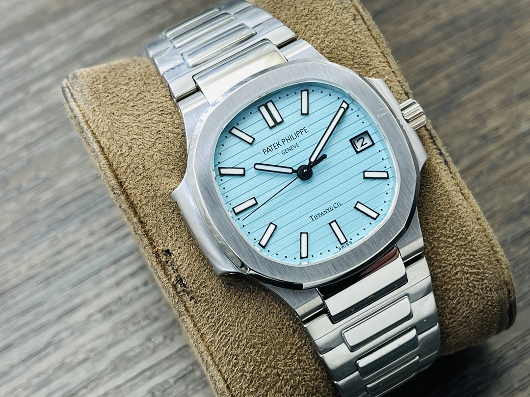 Patek Philippe Nautilus 5711/1A-018 Tiffany Blue Dial - Image 2