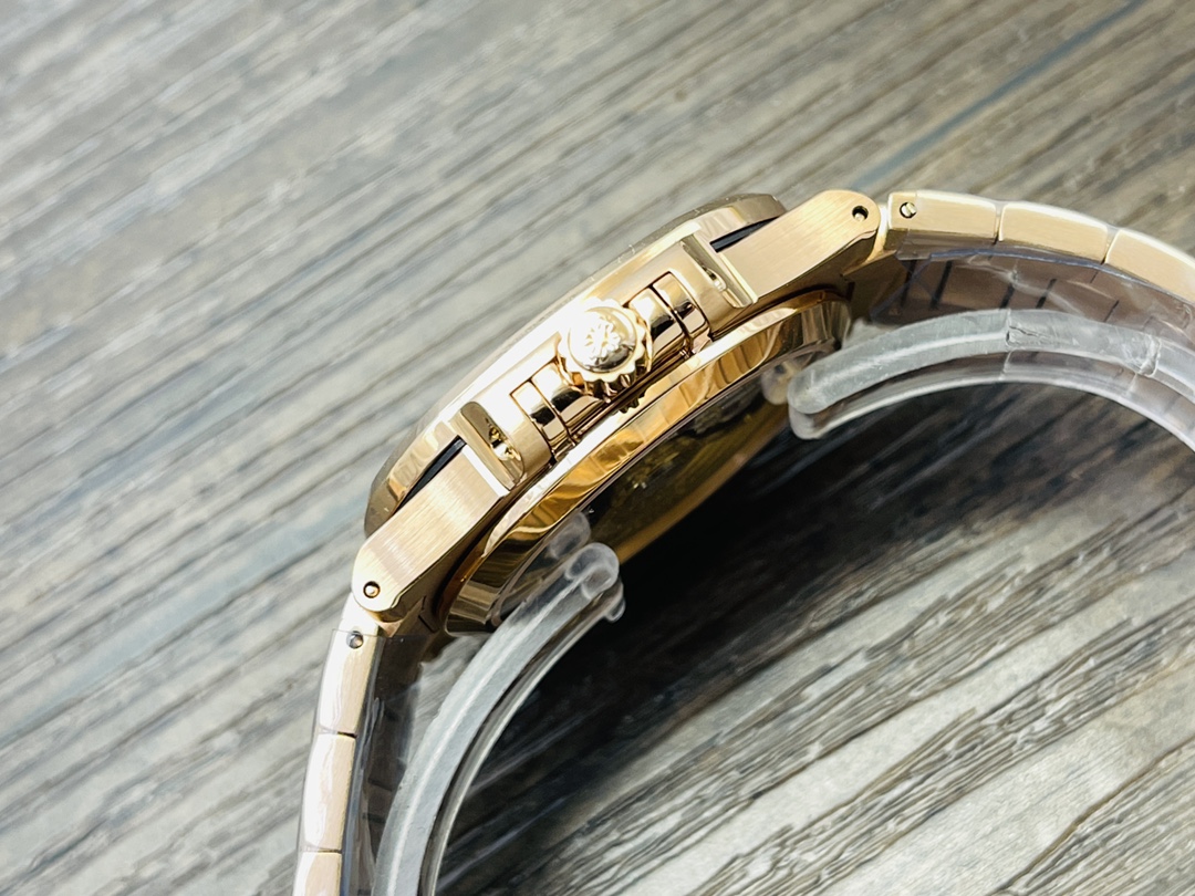 Patek Philippe Nautilus 5711/1R-002 White Dial Rose Gold - Image 4
