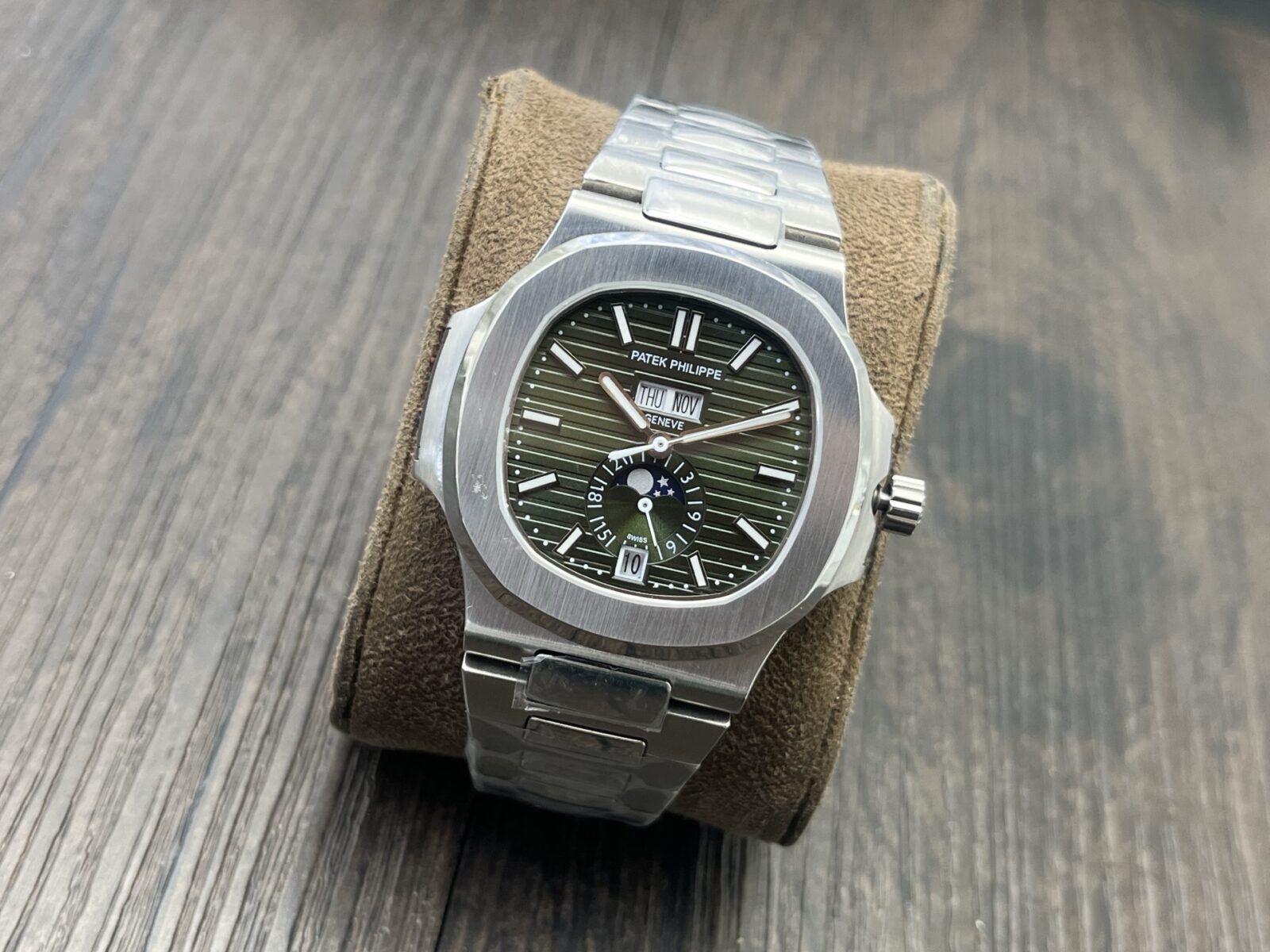 Patek Philippe Nautilus 5726/1A-003 Green Dial Annual Calendar - Image 2