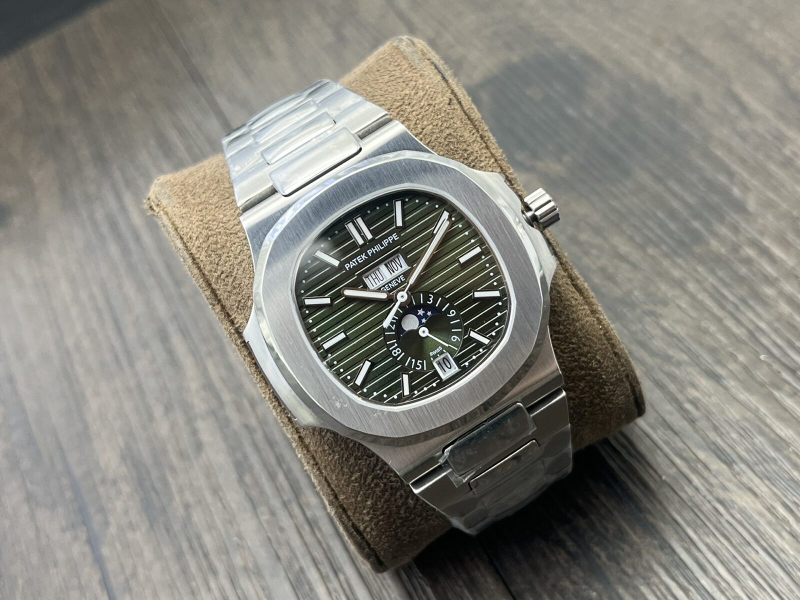 Patek Philippe Nautilus 5726/1A-003 Green Dial Annual Calendar - Image 3