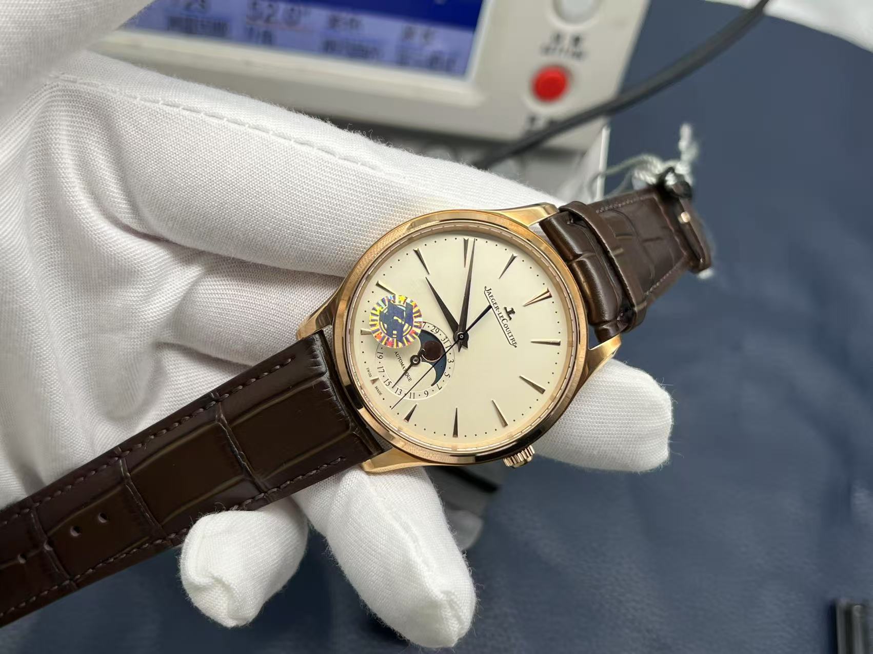 Jaeger-LeCoultre Master Automatic 39mm White Dial 18K Rose Gold Case Leather Strap Men’s Watch - Image 4