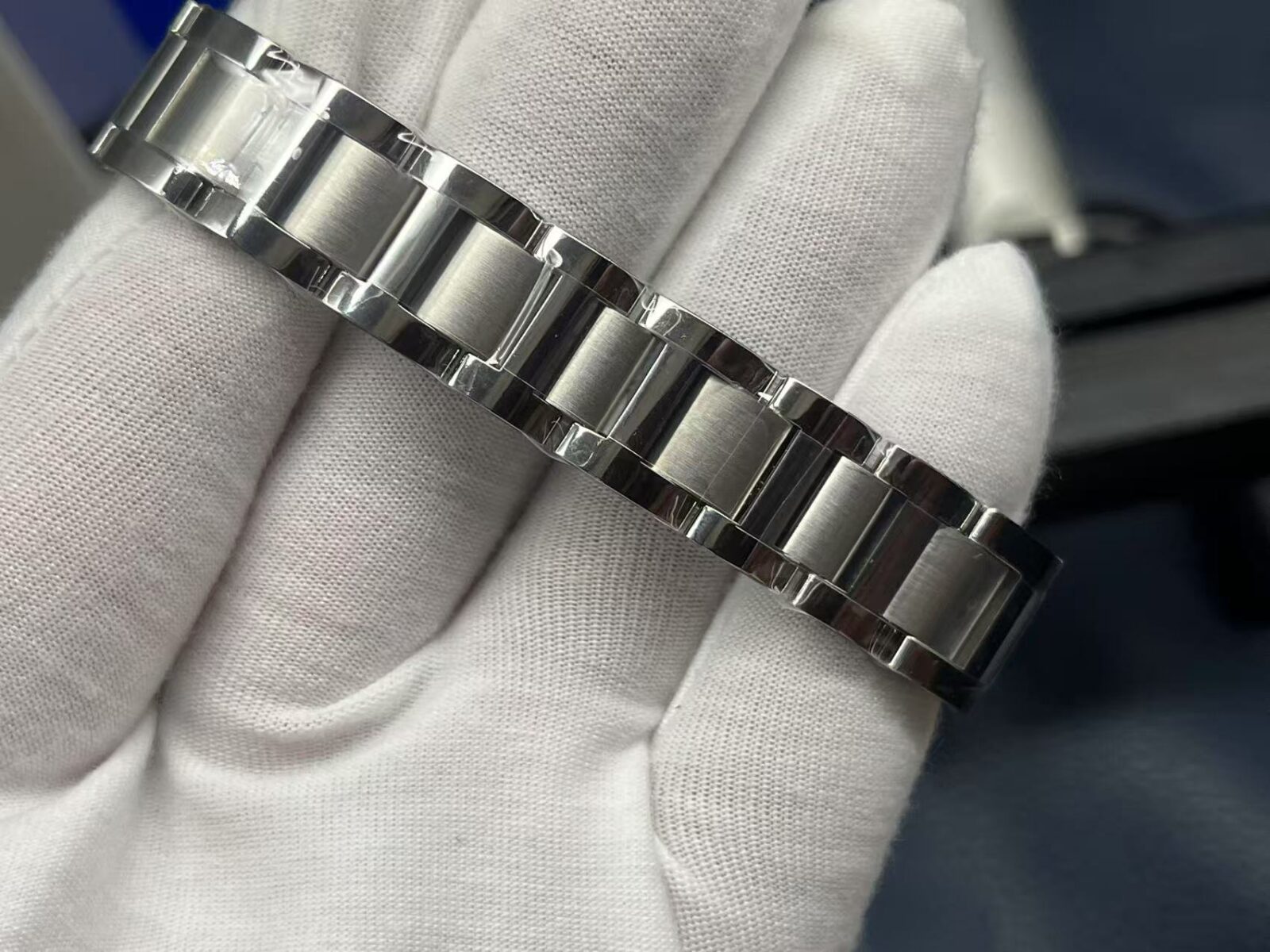 Cartier Ballon Bleu Series Quartz Women’s Watch 28mm Silver Dial 18K White Gold Case and Bracelet - Image 9
