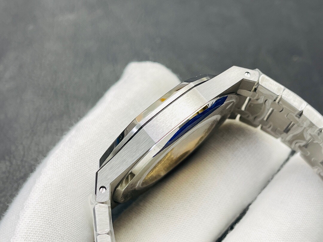 Audemars Piguet Royal Oak 41mm Black Dial Automatic Watch - Image 6