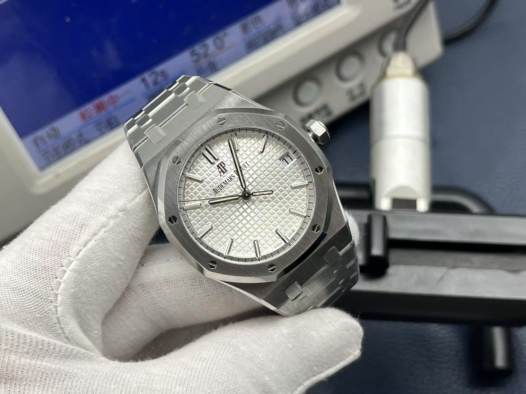 Audemars Piguet Royal Oak 41mm Silver Dial Automatic Watch - Image 2