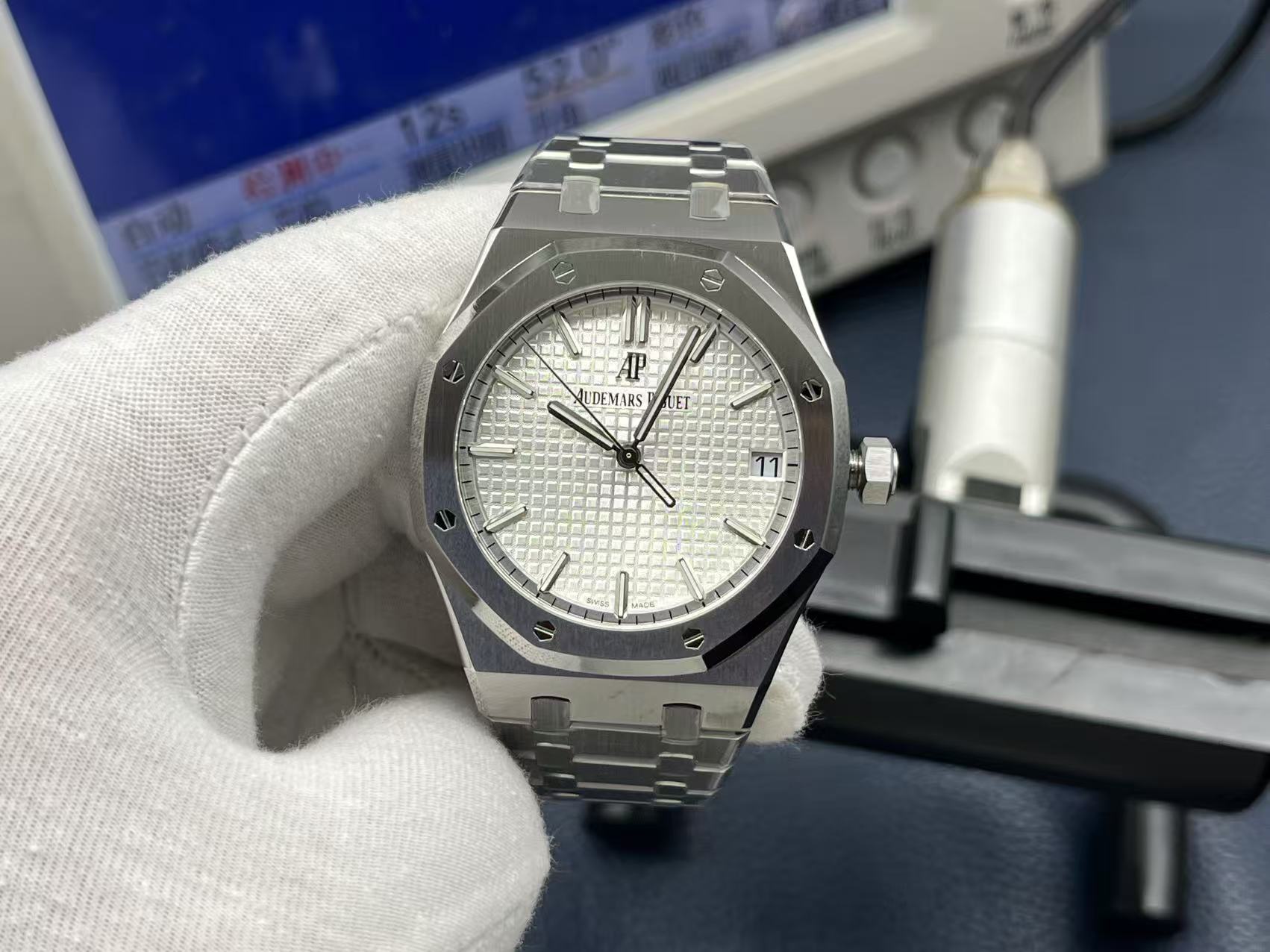 Audemars Piguet Royal Oak 41mm Silver Dial Automatic Watch - Image 3