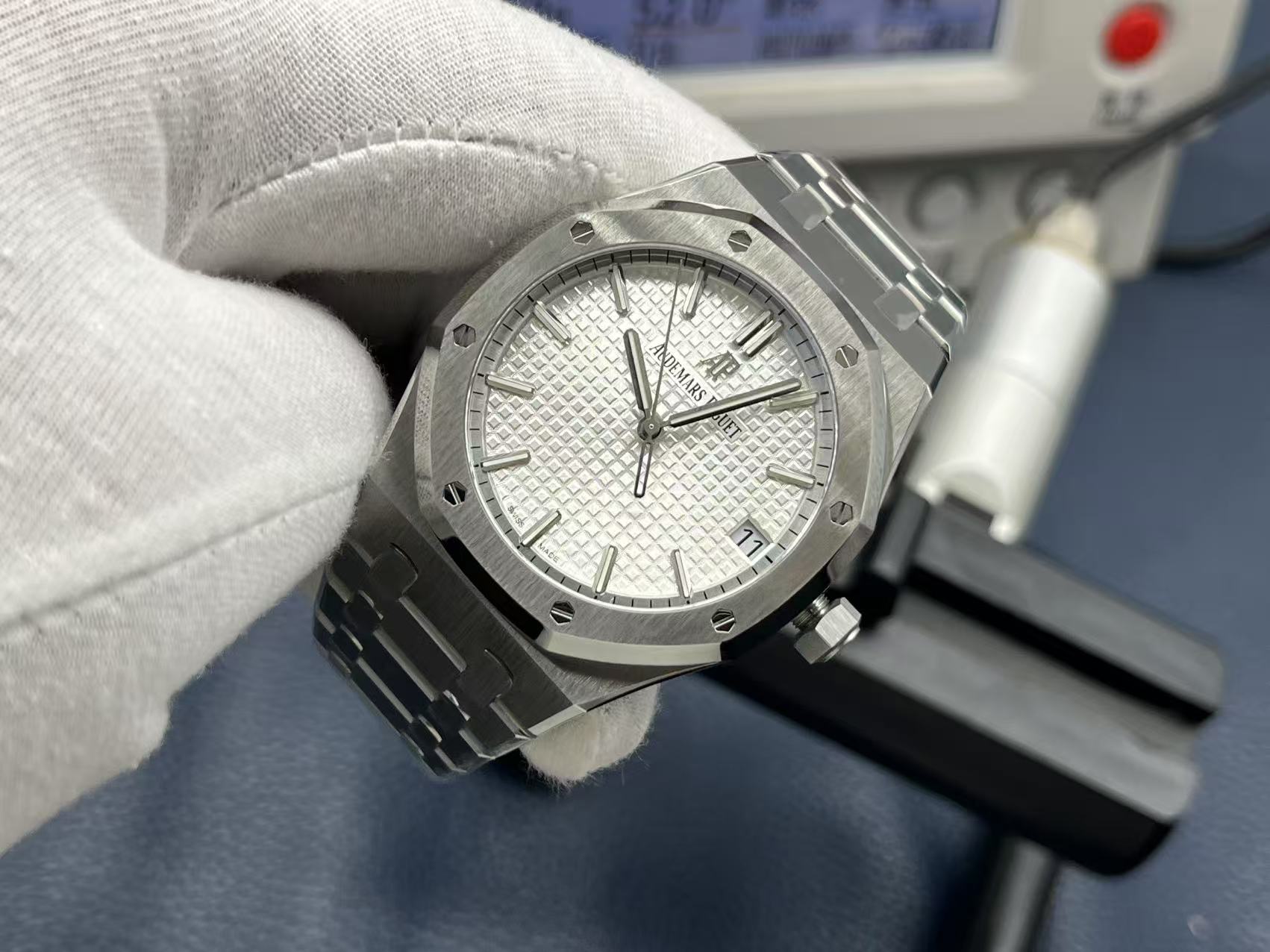 Audemars Piguet Royal Oak 41mm Silver Dial Automatic Watch - Image 4