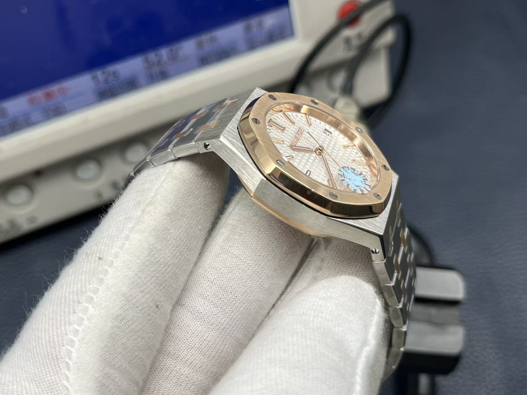 Audemars Piguet Royal Oak 37mm Silver Dial Automatic Watch - Image 5