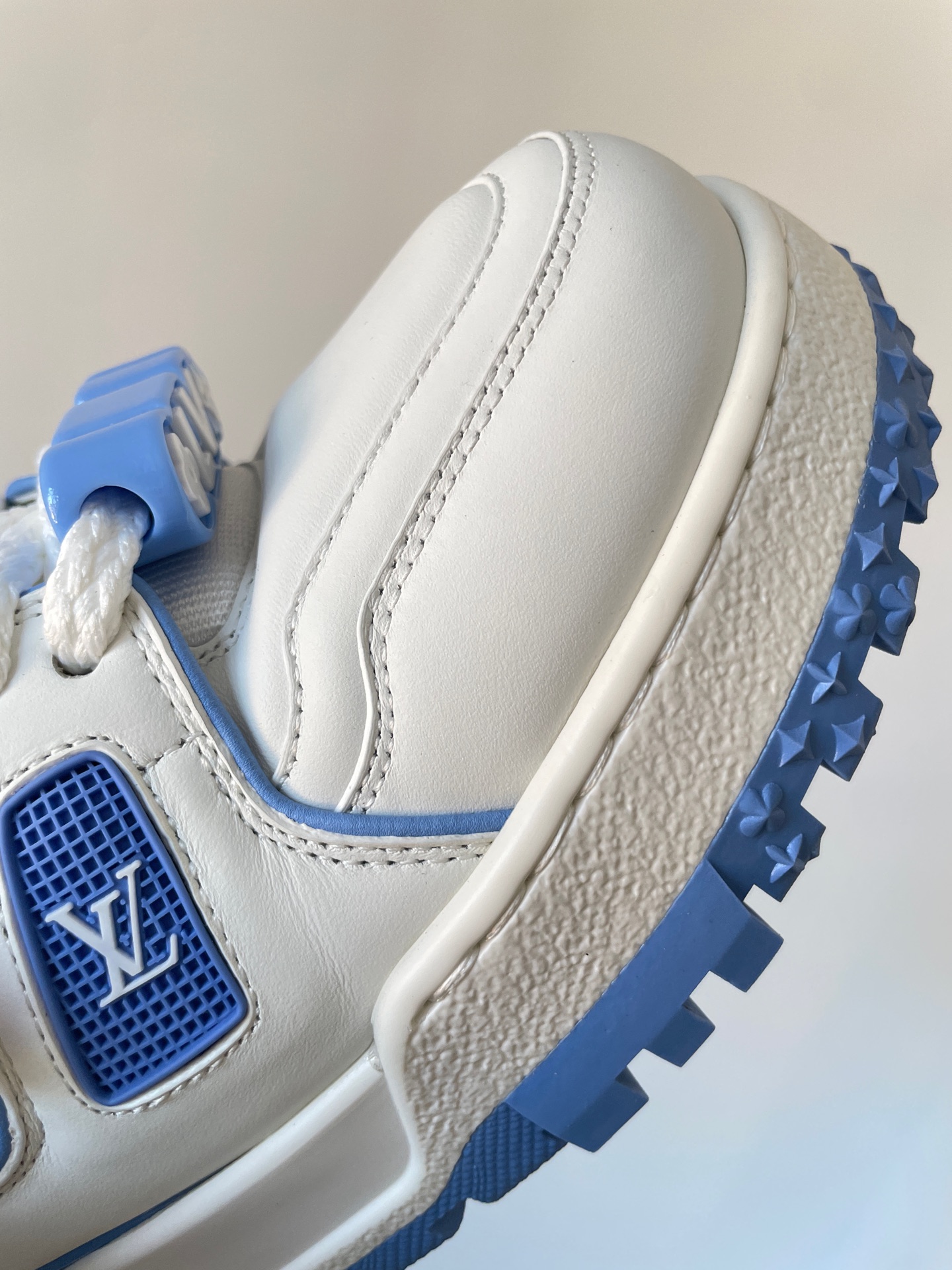 Louis Vuitton Trainer Maxi White Blue Leather Low-Top Sneakers with Beaded LV Logo - Image 7