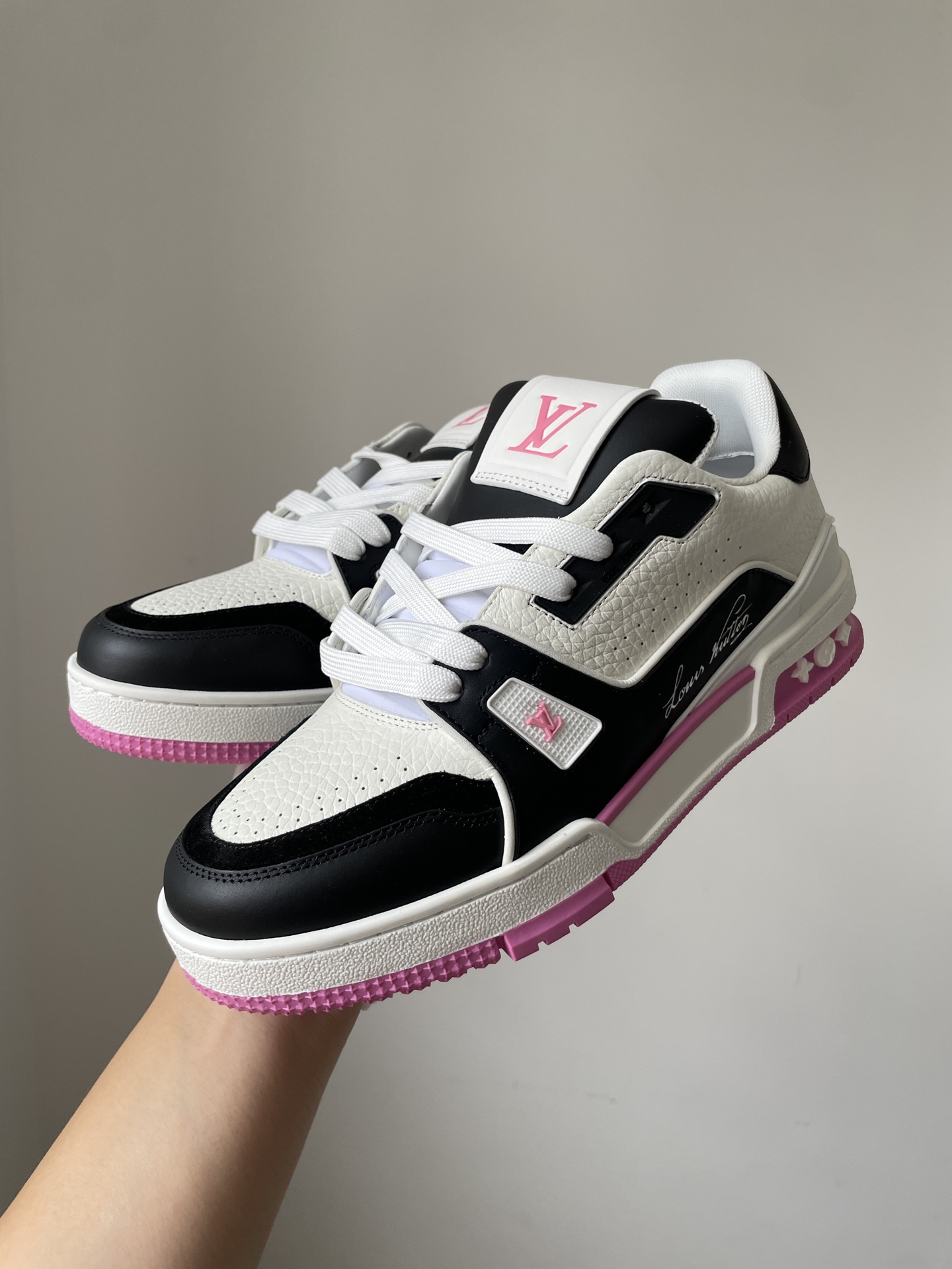 Louis Vuitton Trainer Pink Leather Low-Top Sneakers for Women - Image 3