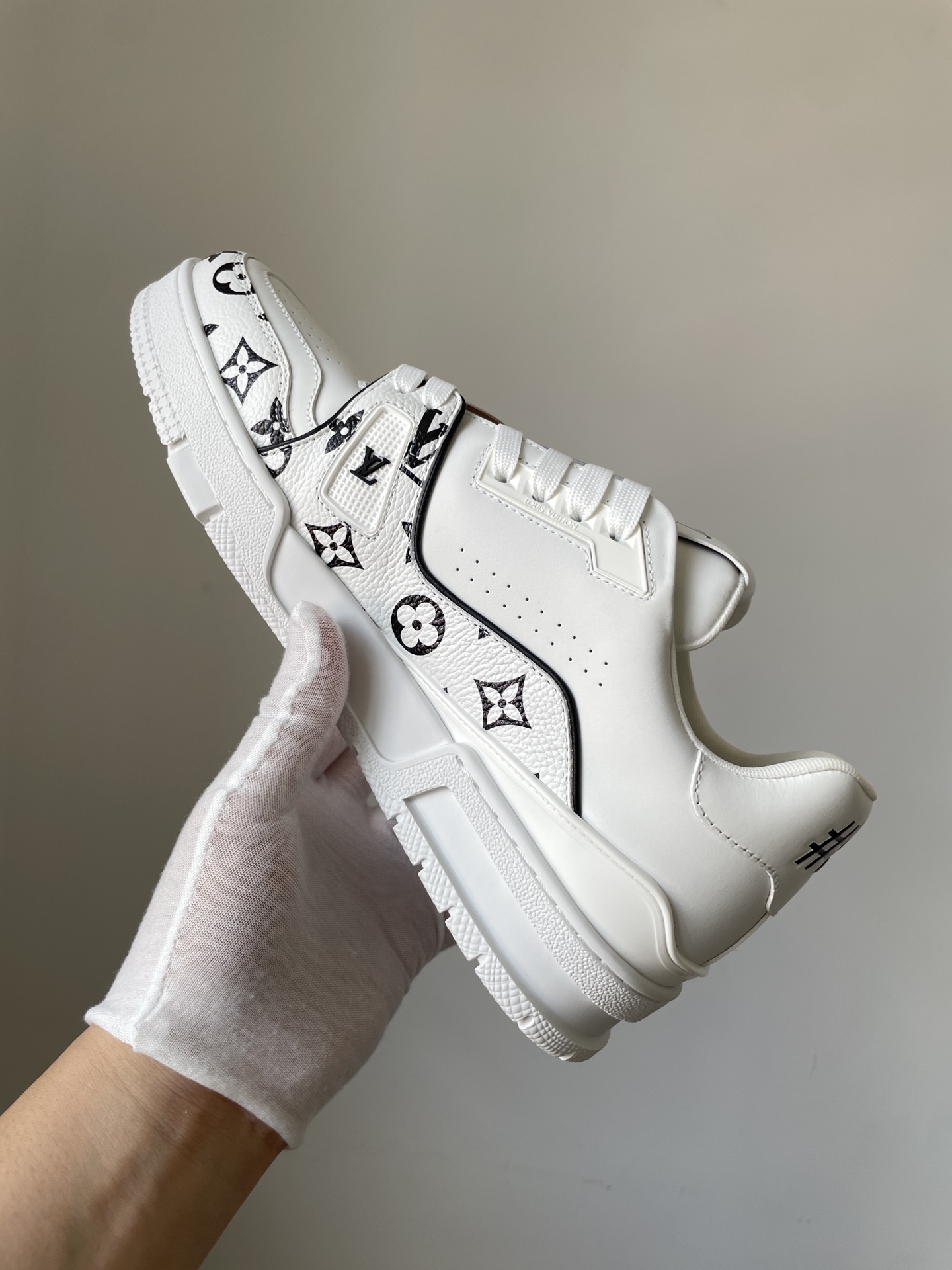 Louis Vuitton Trainer White Leather Logo-Print Low-Top Sneakers - Image 4