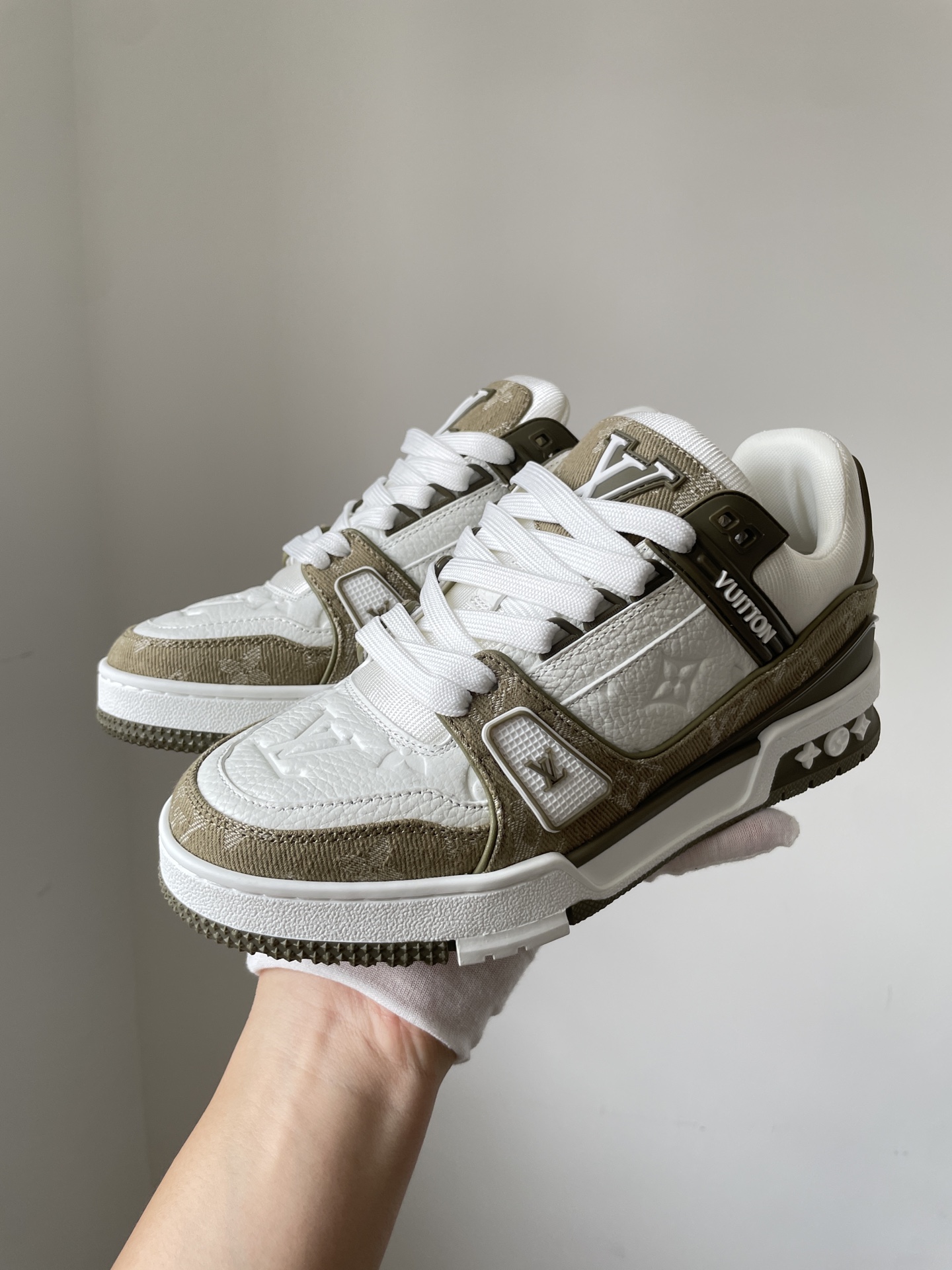 Louis Vuitton Trainer Green Leather Logo-Print Low-Top Sneakers - Image 3