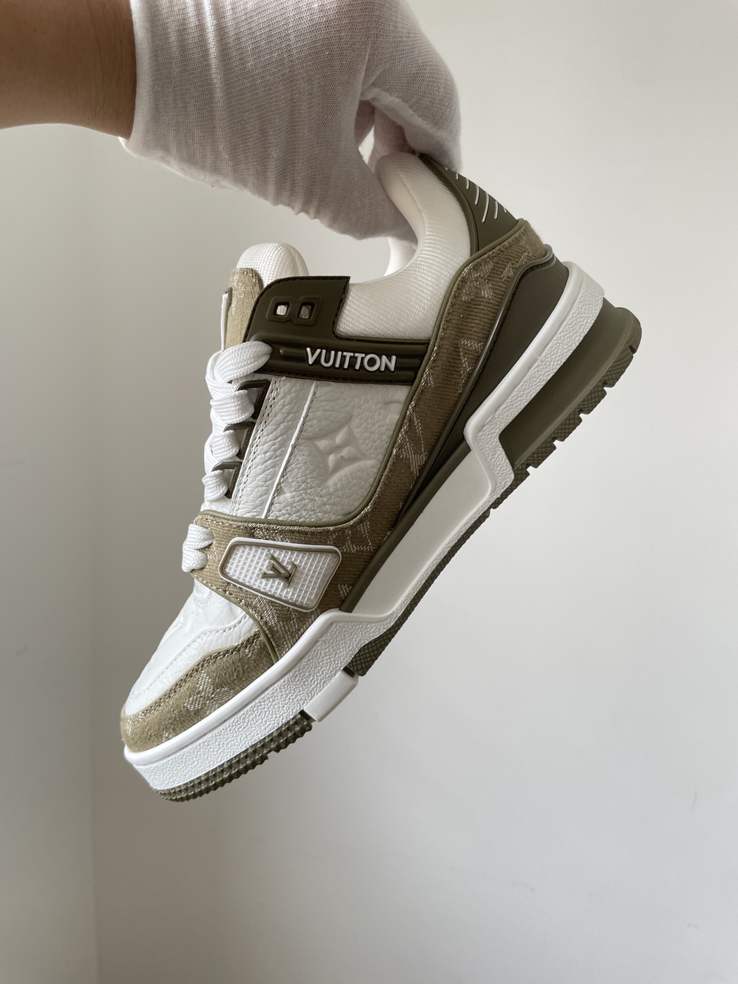 Louis Vuitton Trainer Green Leather Logo-Print Low-Top Sneakers - Image 7