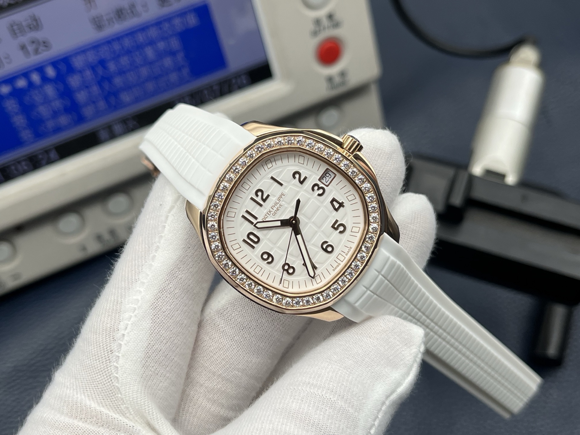 Patek Philippe Aquanaut Ladies 38.8mm White Dial 18K Rose Gold - Image 2