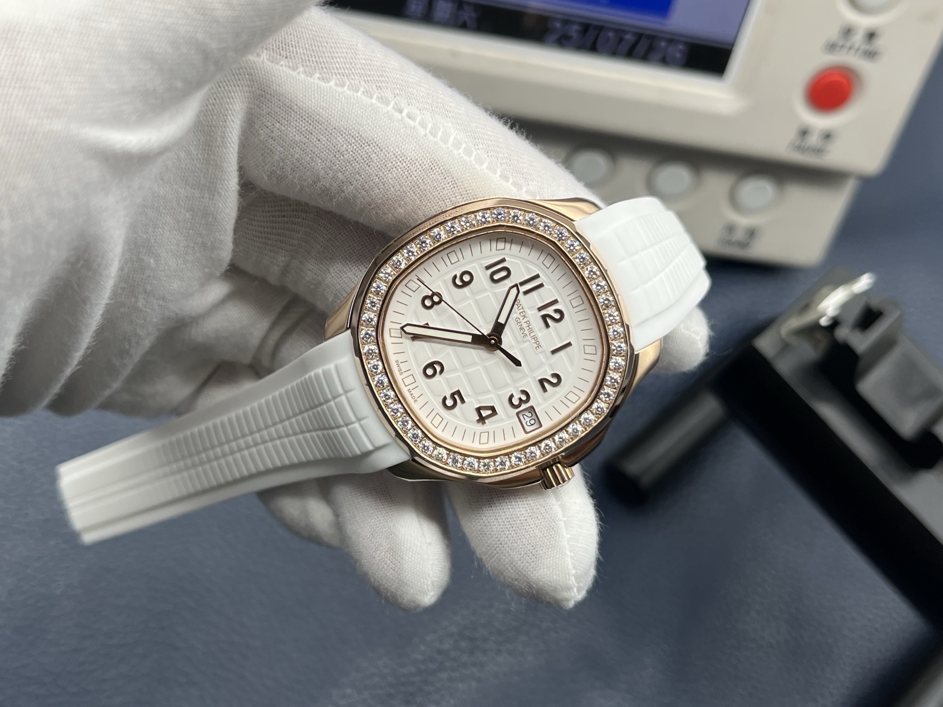 Patek Philippe Aquanaut Ladies 38.8mm White Dial 18K Rose Gold - Image 3