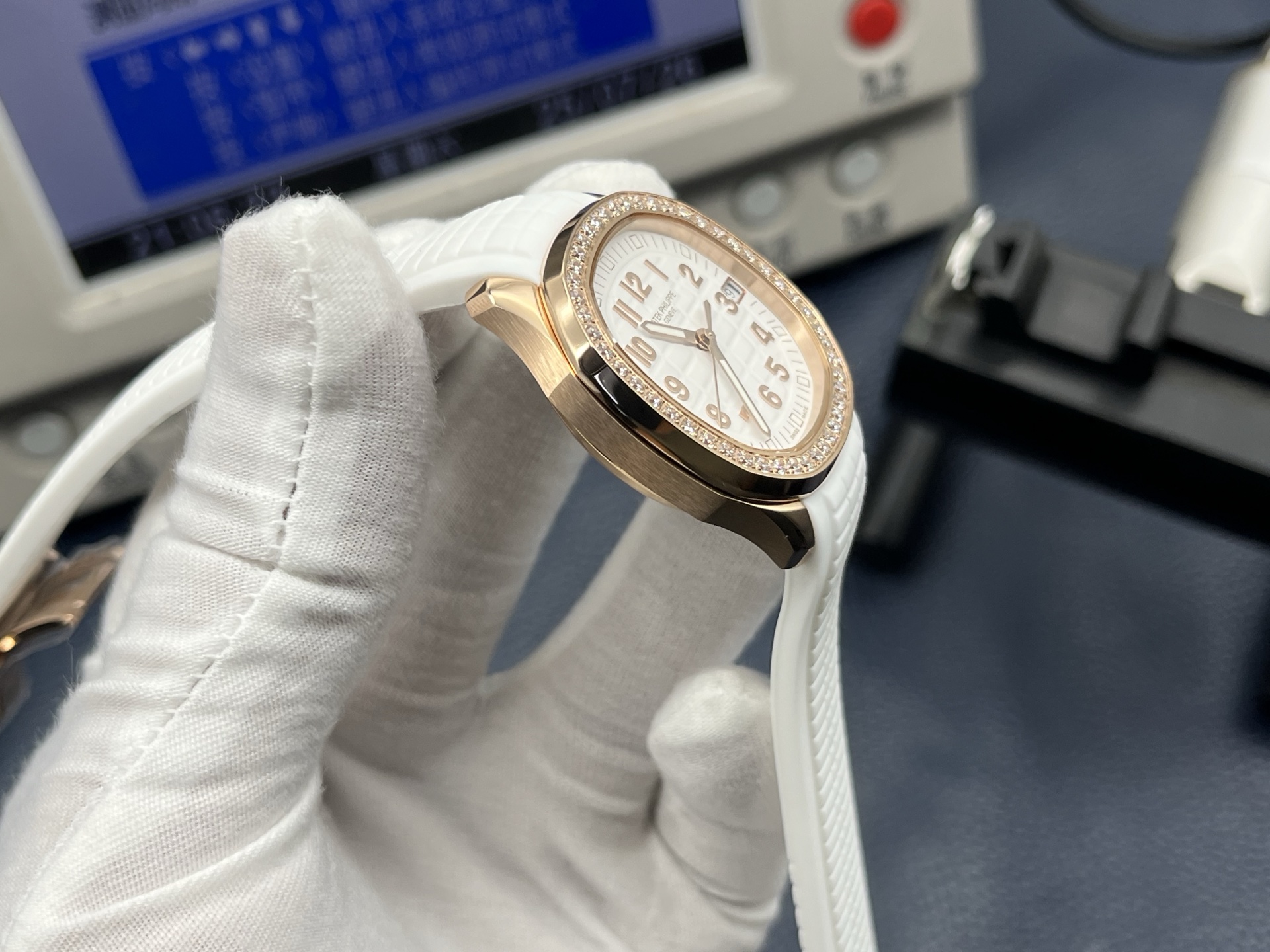 Patek Philippe Aquanaut Ladies 38.8mm White Dial 18K Rose Gold - Image 4