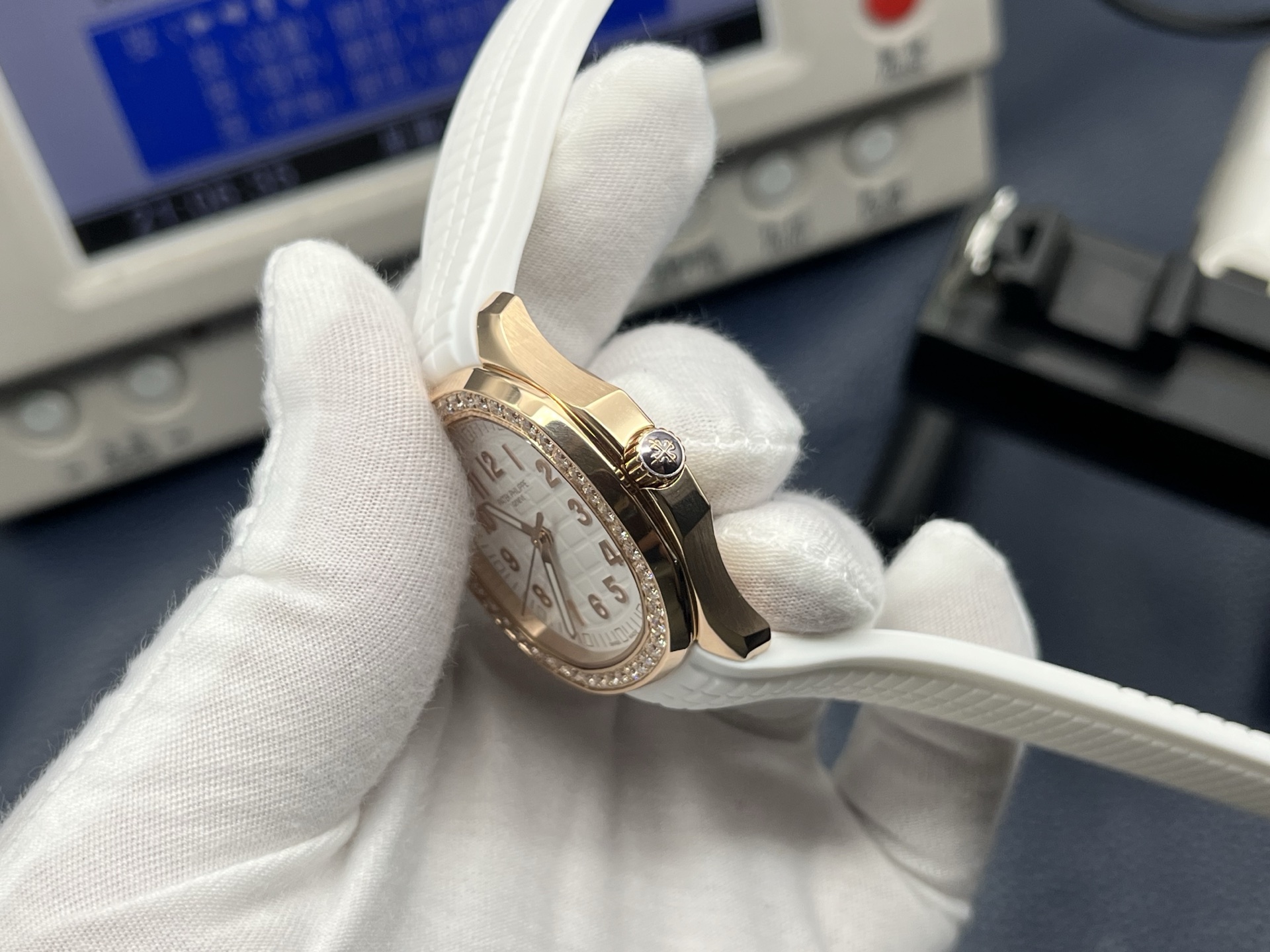 Patek Philippe Aquanaut Ladies 38.8mm White Dial 18K Rose Gold - Image 5