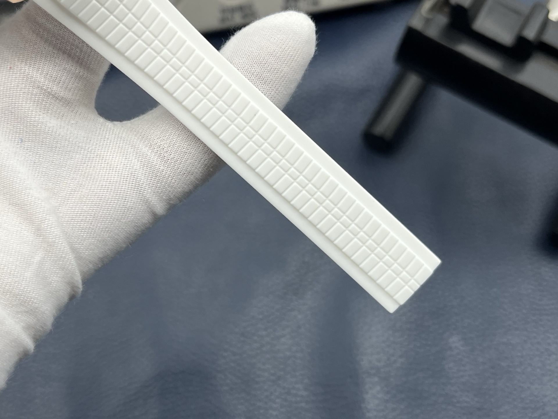 Patek Philippe Aquanaut Ladies 38.8mm White Dial 18K Rose Gold - Image 7