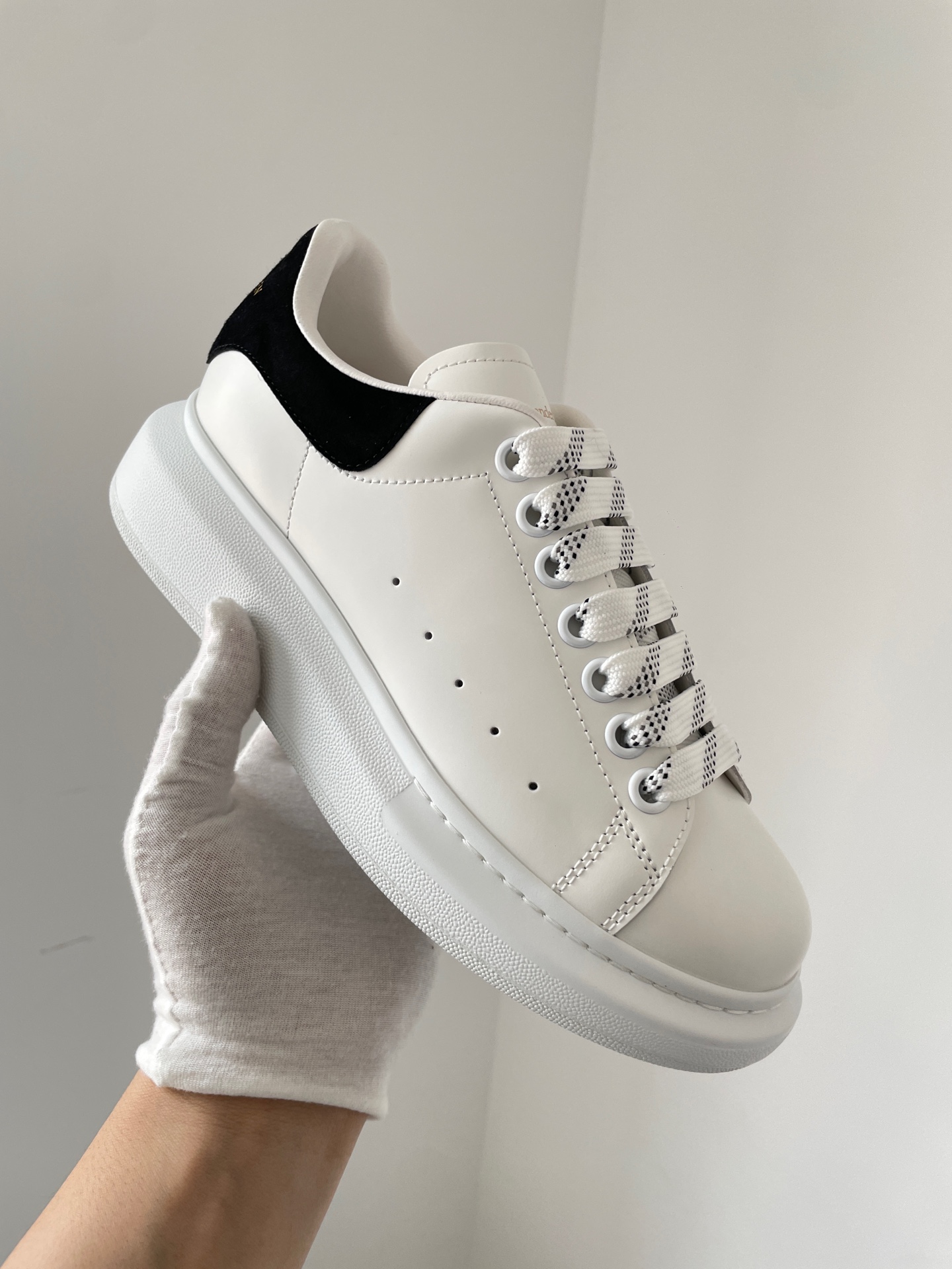 Alexander McQueen Oversized Sneaker Leather Round Toe Black Heel Low-Top Sneakers Unisex White Black - Image 6