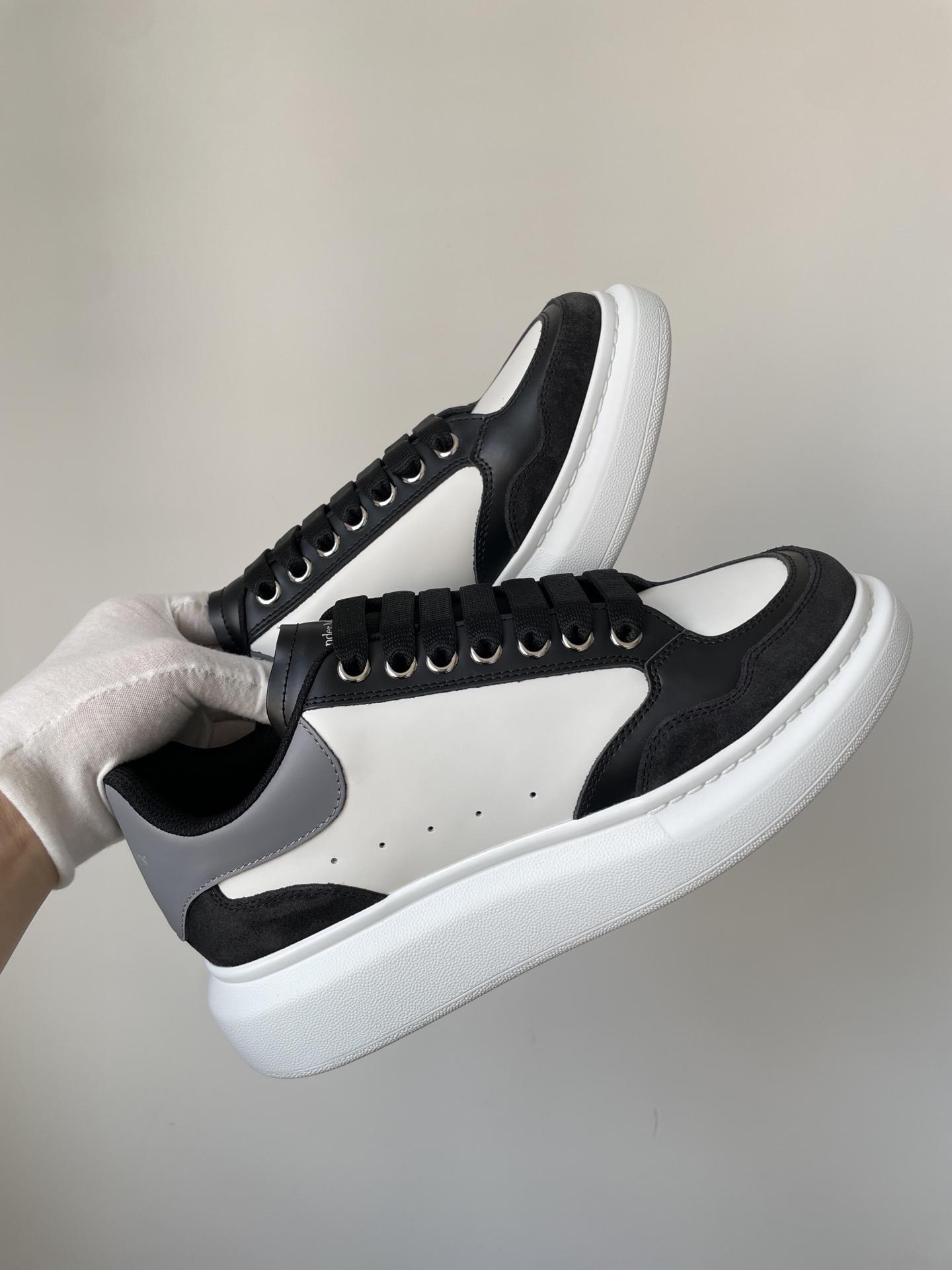 Alexander McQueen Oversized Sneaker Round Toe Lace-Up Low-Top Sneakers Unisex Black White - Image 2