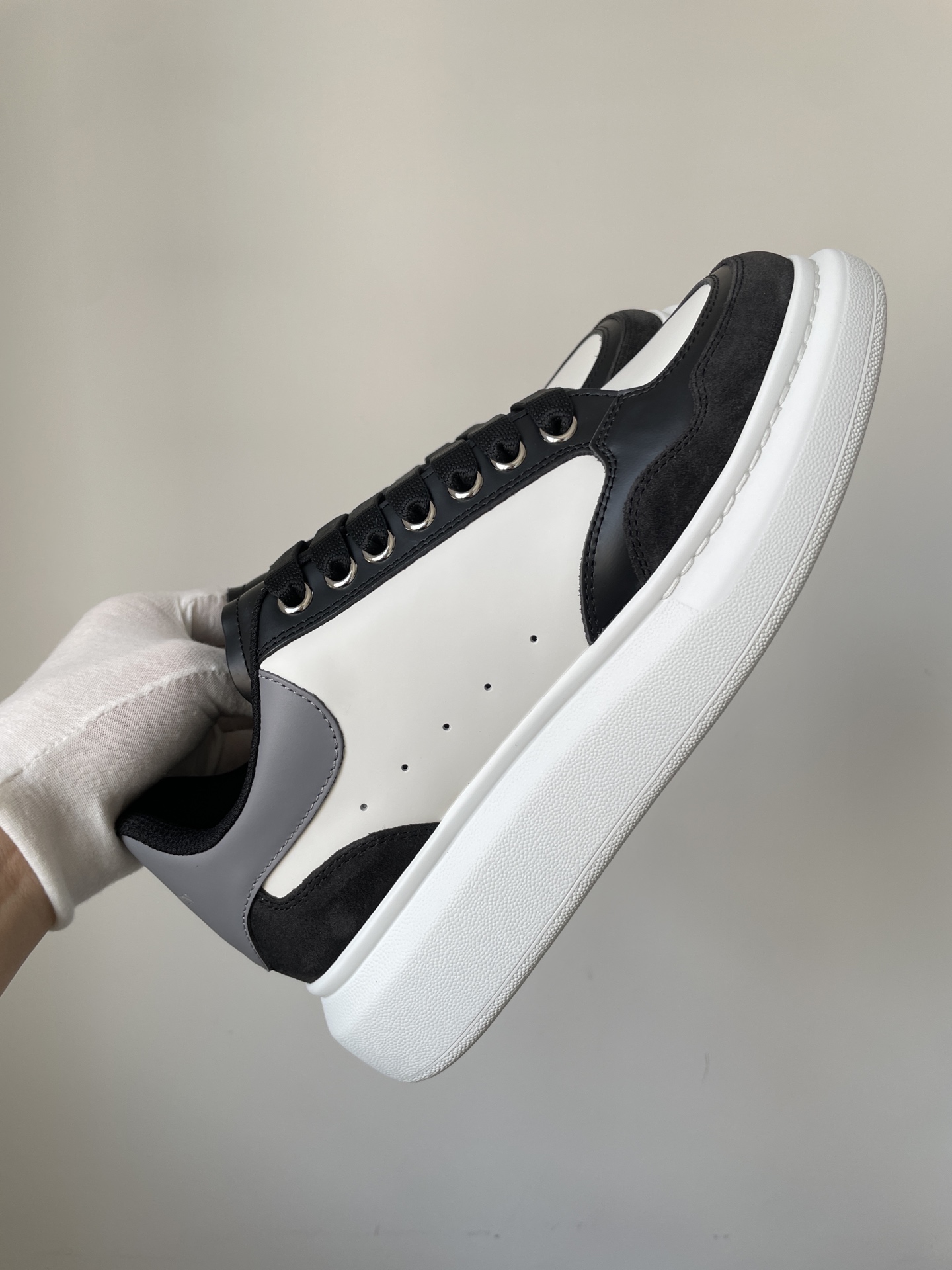 Alexander McQueen Oversized Sneaker Round Toe Lace-Up Low-Top Sneakers Unisex Black White - Image 3