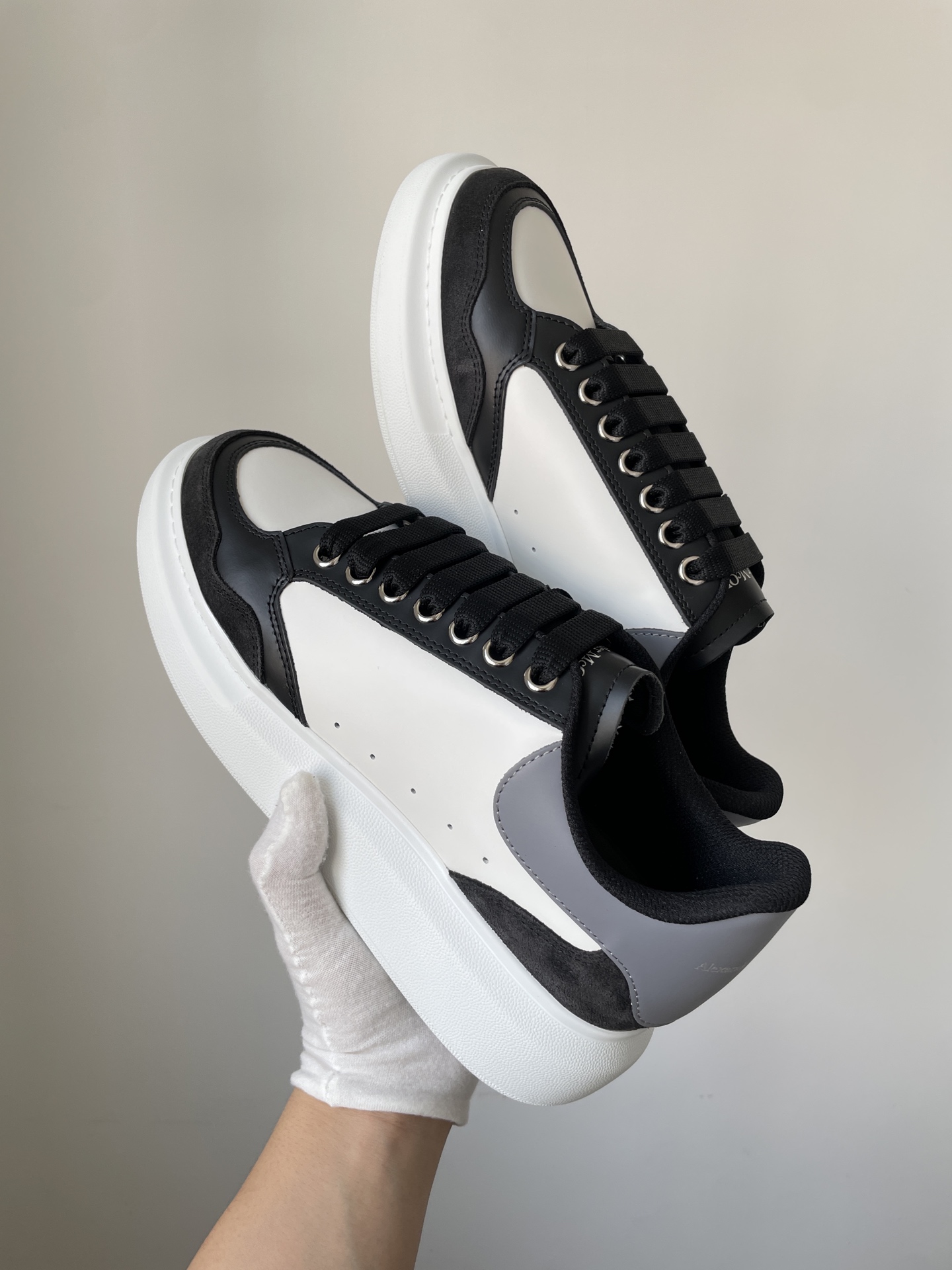 Alexander McQueen Oversized Sneaker Round Toe Lace-Up Low-Top Sneakers Unisex Black White - Image 4