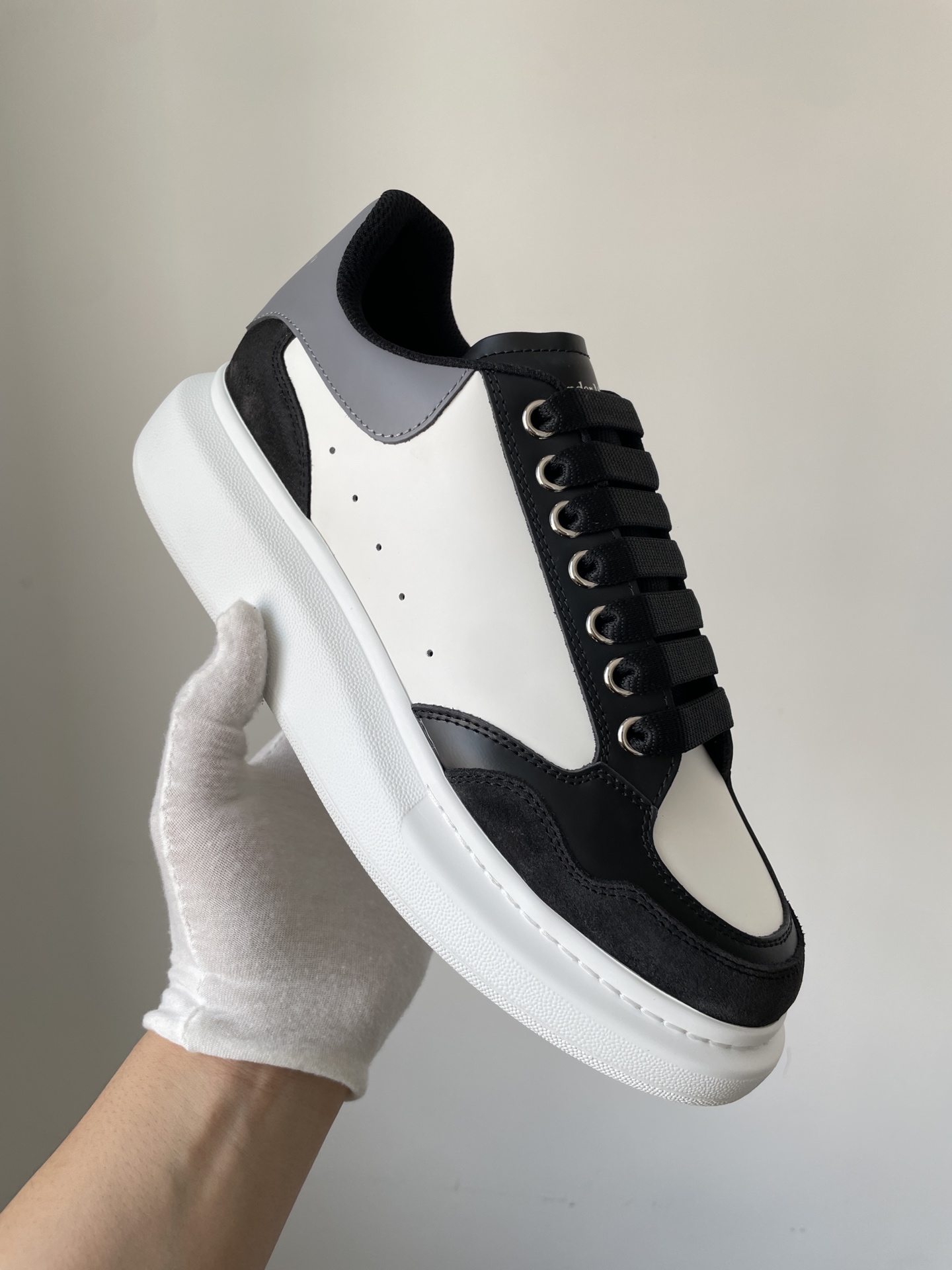 Alexander McQueen Oversized Sneaker Round Toe Lace-Up Low-Top Sneakers Unisex Black White - Image 6