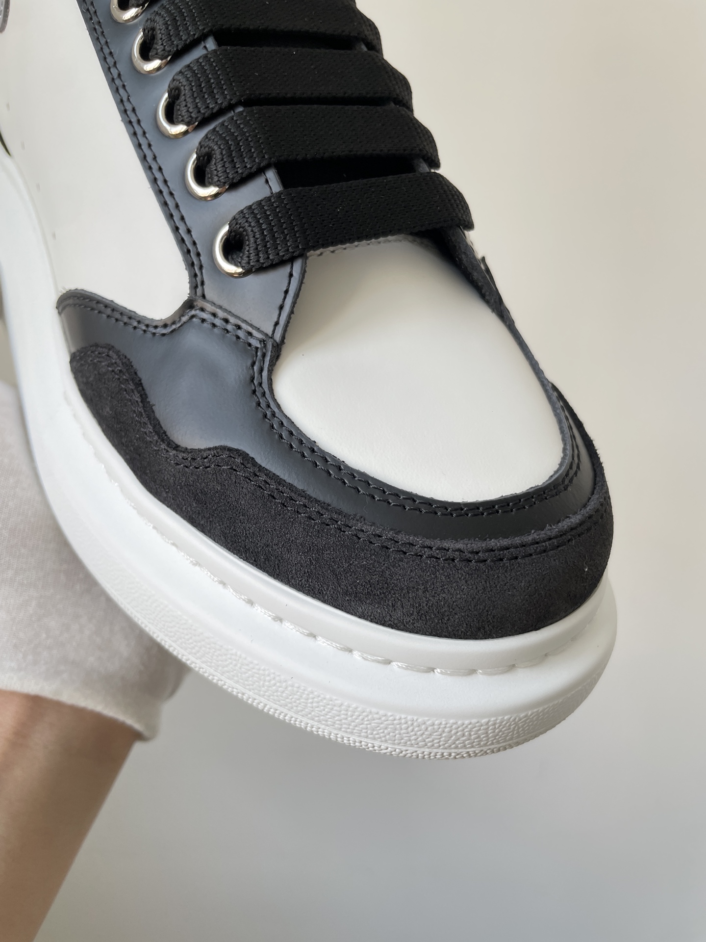 Alexander McQueen Oversized Sneaker Round Toe Lace-Up Low-Top Sneakers Unisex Black White - Image 7