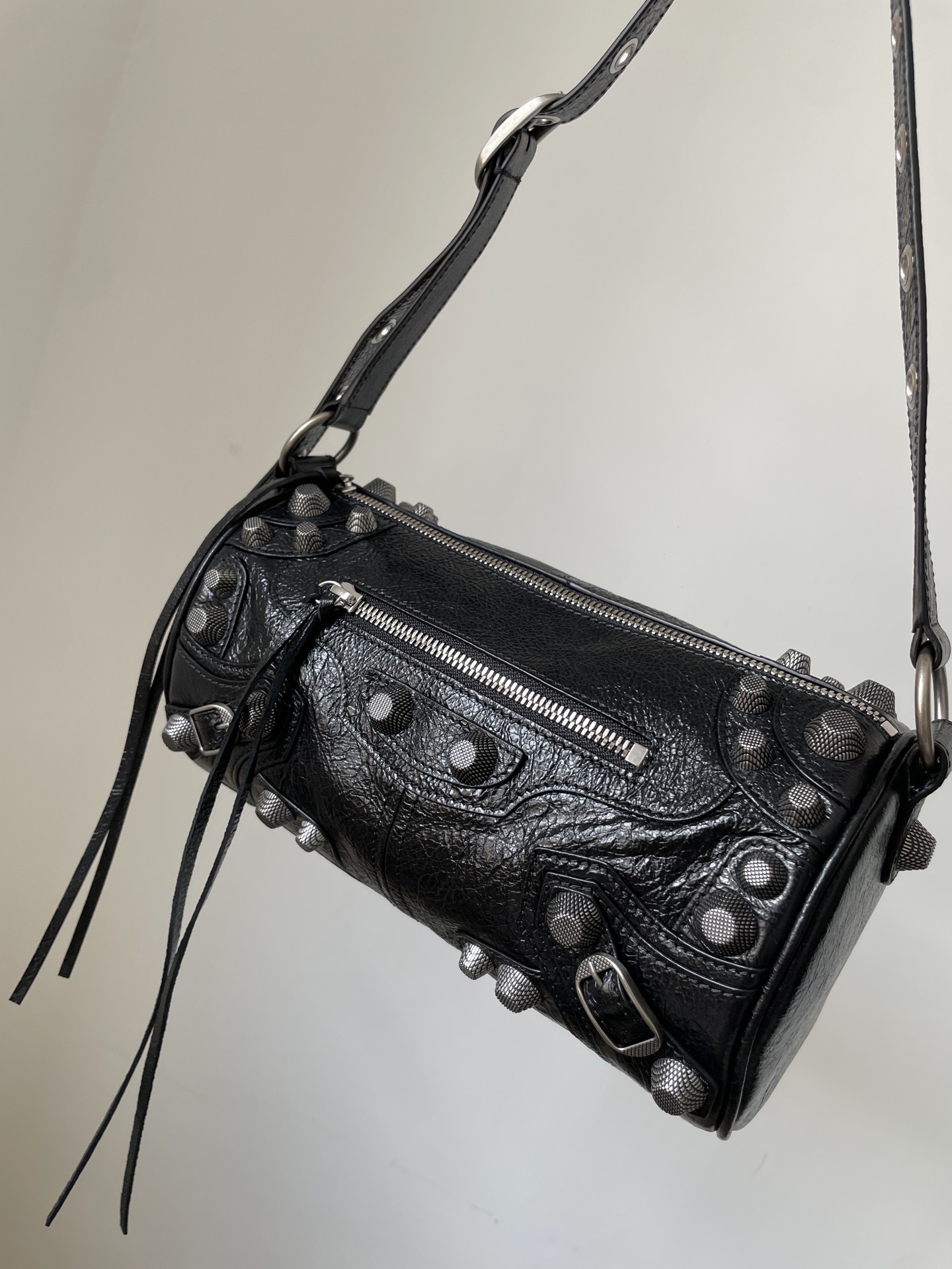 Balenciaga Le Cagole Adjustable Shoulder Bag in Grained Lambskin Leather – Regular Size Black - Image 2