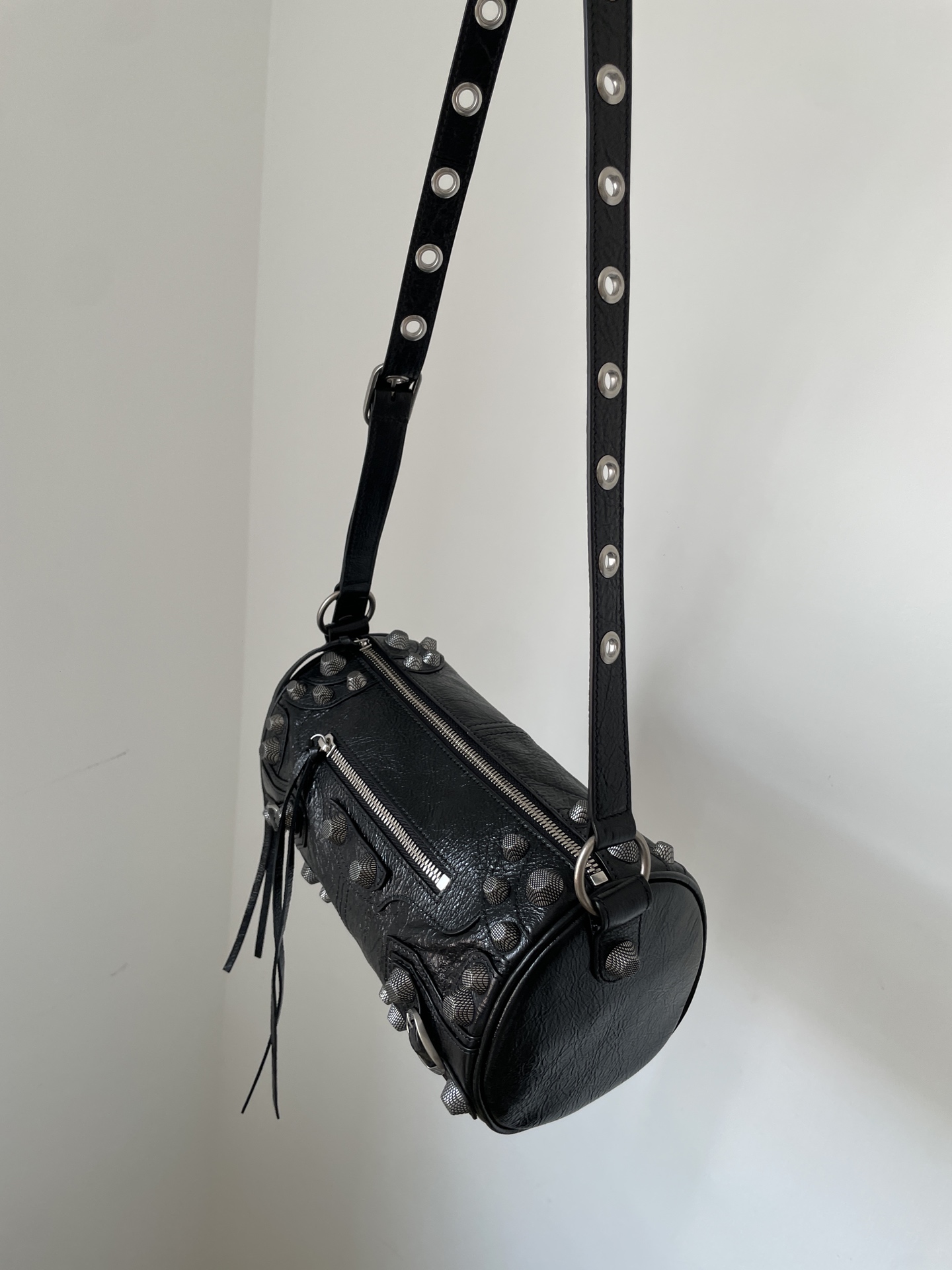 Balenciaga Le Cagole Adjustable Shoulder Bag in Grained Lambskin Leather – Regular Size Black - Image 4