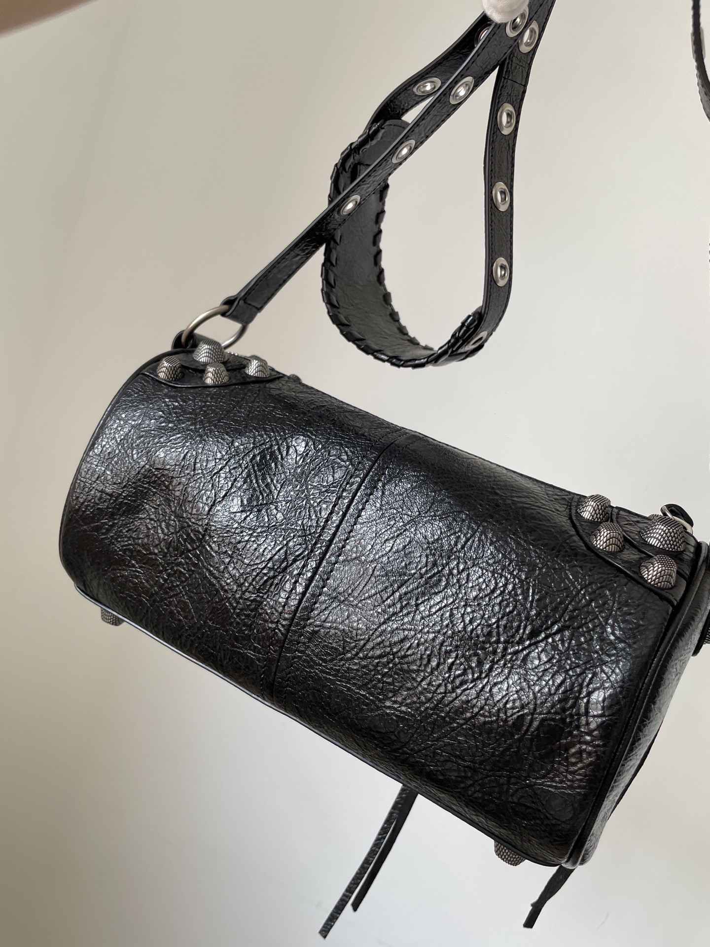 Balenciaga Le Cagole Adjustable Shoulder Bag in Grained Lambskin Leather – Regular Size Black - Image 5