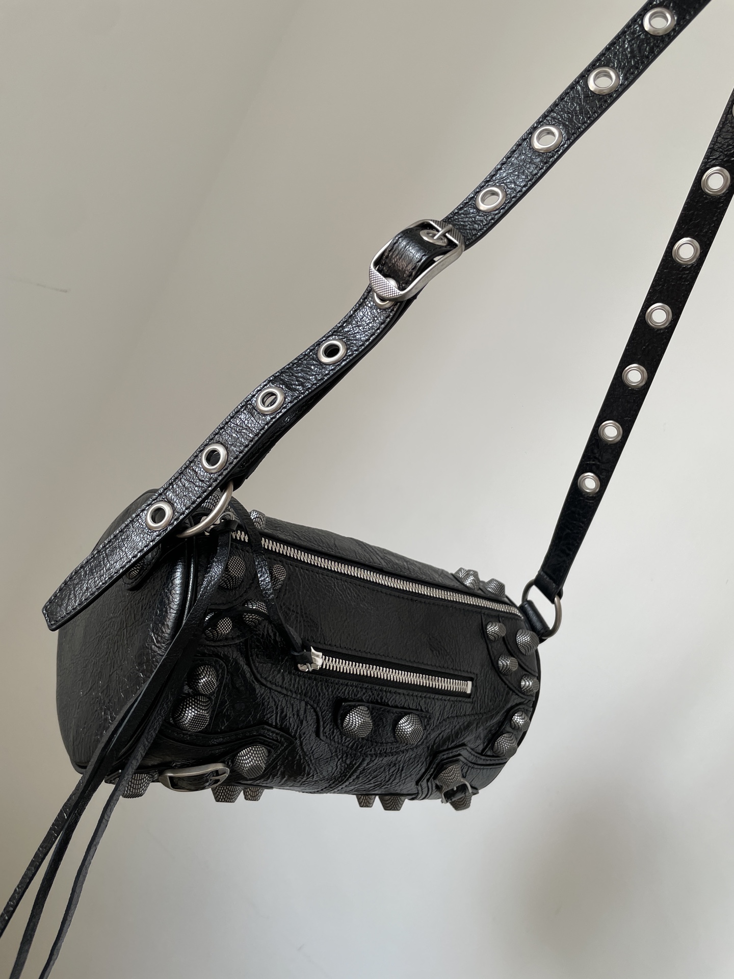 Balenciaga Le Cagole Adjustable Shoulder Bag in Grained Lambskin Leather – Regular Size Black - Image 6