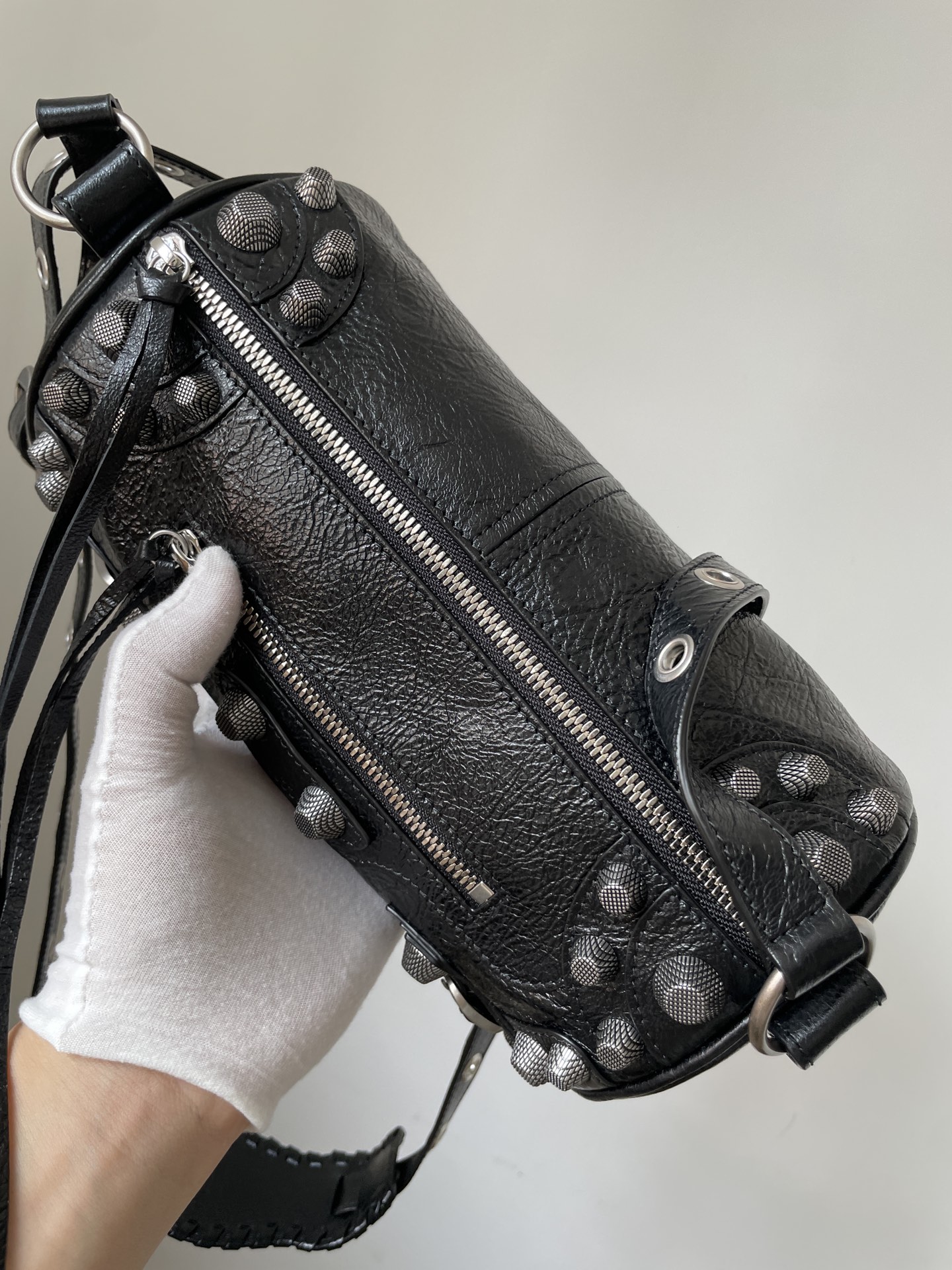 Balenciaga Le Cagole Adjustable Shoulder Bag in Grained Lambskin Leather – Regular Size Black - Image 7