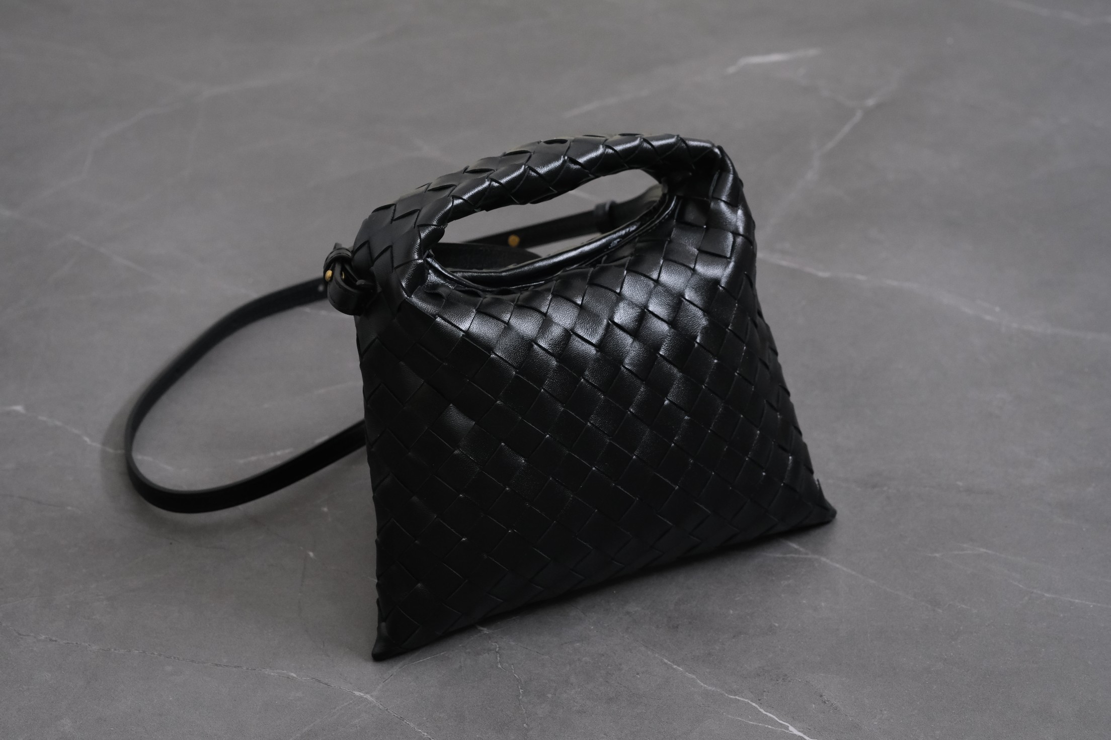 Bottega Veneta Hop Mini Intrecciato Calfskin Tote Shoulder Crossbody Bag with Magnetic Closure – Black - Image 2