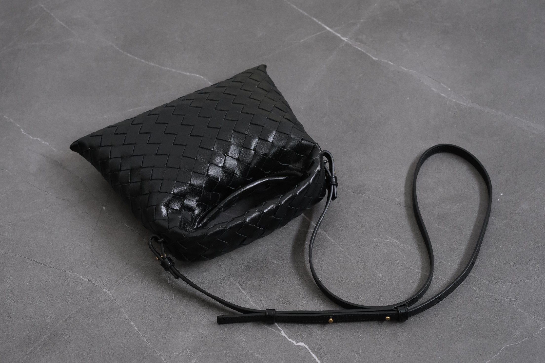 Bottega Veneta Hop Mini Intrecciato Calfskin Tote Shoulder Crossbody Bag with Magnetic Closure – Black - Image 4