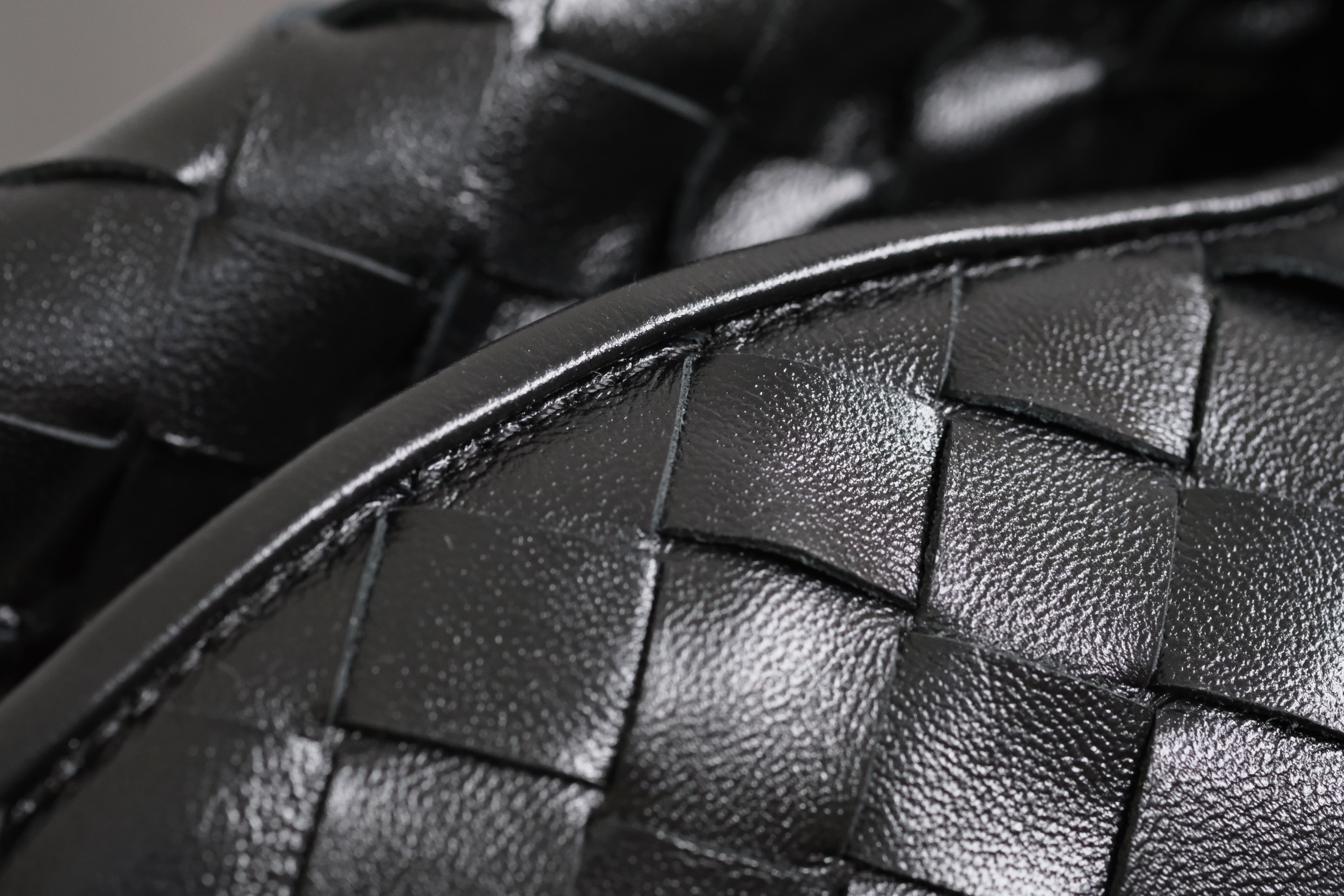 Bottega Veneta Hop Mini Intrecciato Calfskin Tote Shoulder Crossbody Bag with Magnetic Closure – Black - Image 6