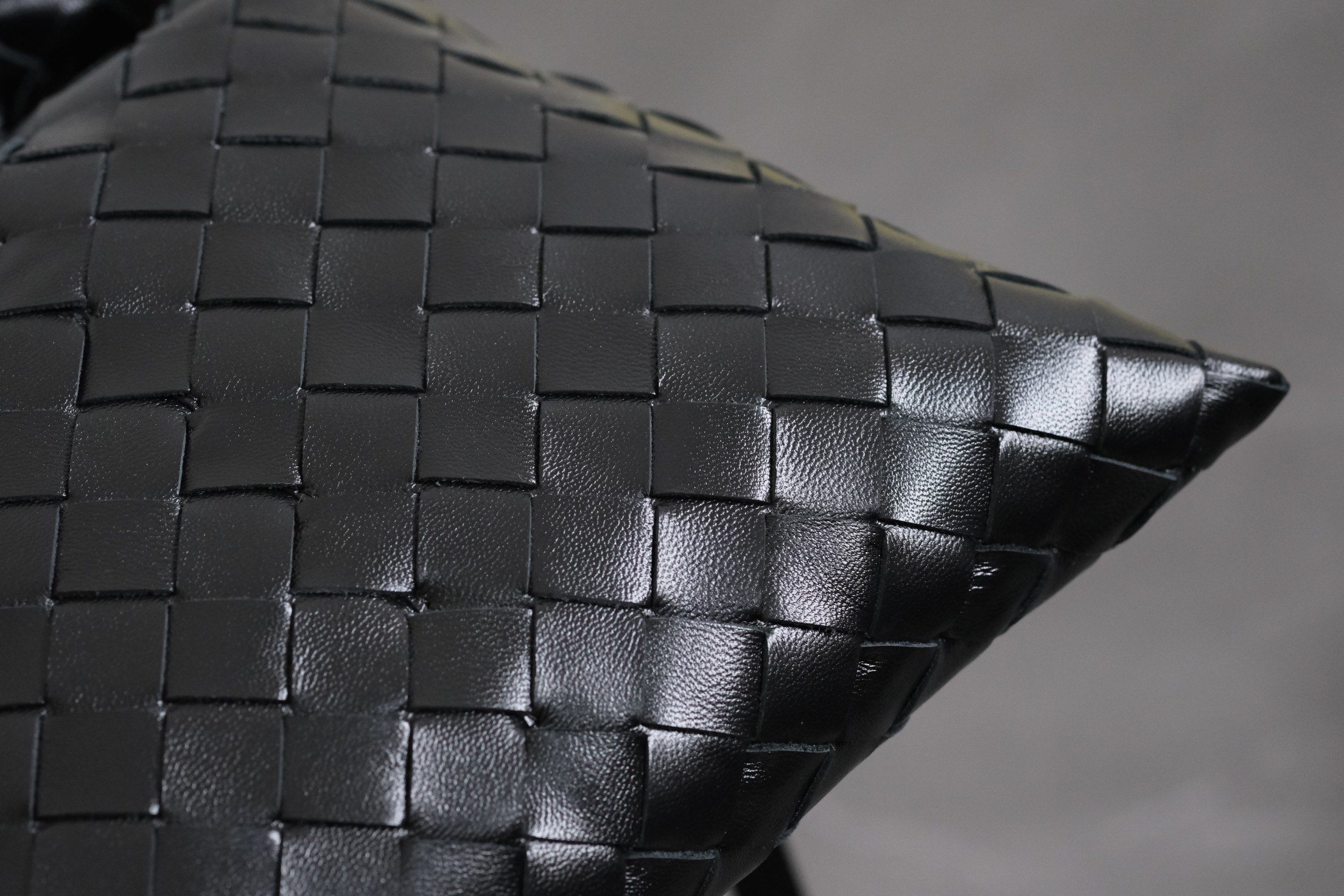 Bottega Veneta Hop Mini Intrecciato Calfskin Tote Shoulder Crossbody Bag with Magnetic Closure – Black - Image 7