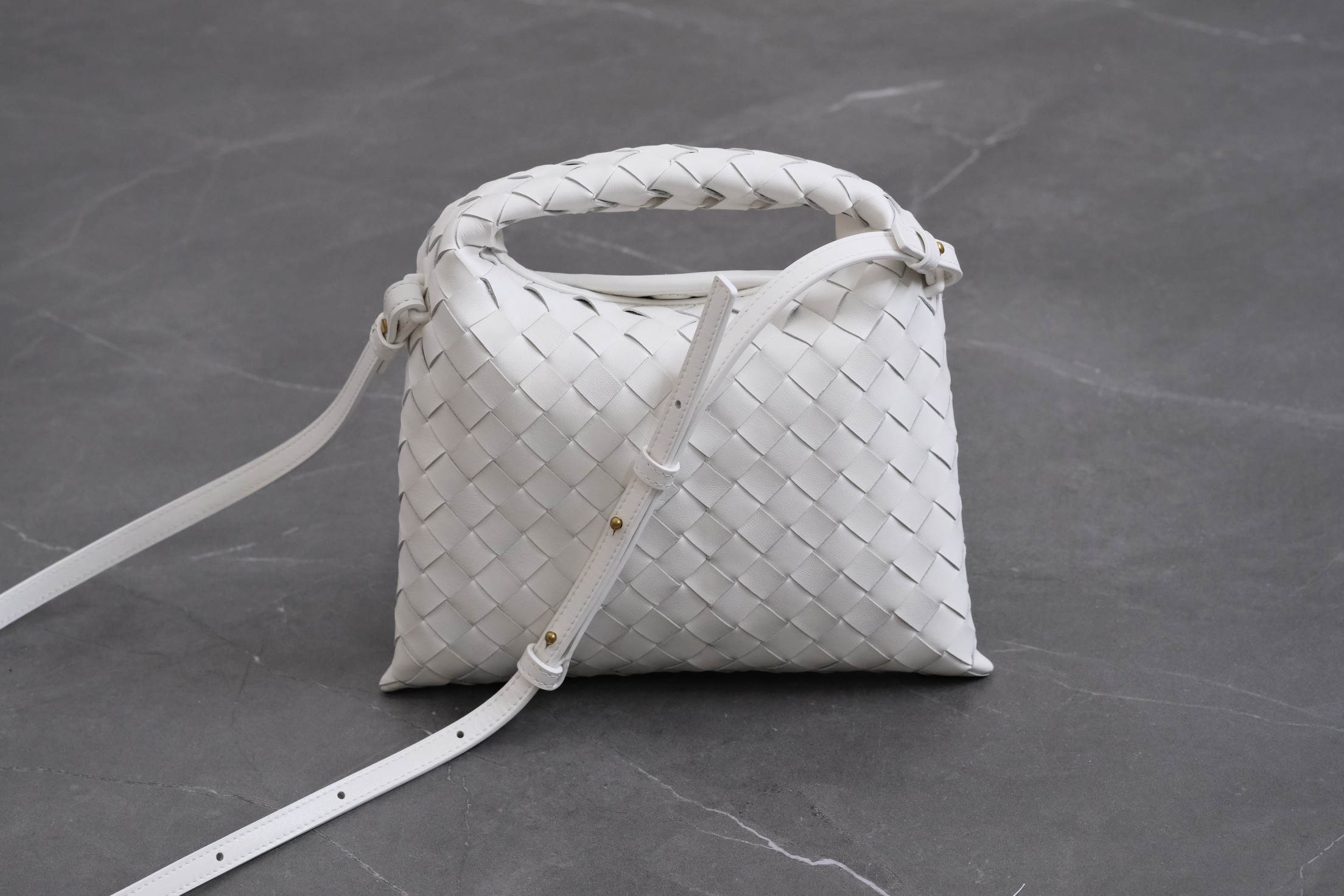 Bottega Veneta Hop Mini Intrecciato Calfskin Tote Shoulder Crossbody Bag with Magnetic Closure – White - Image 2