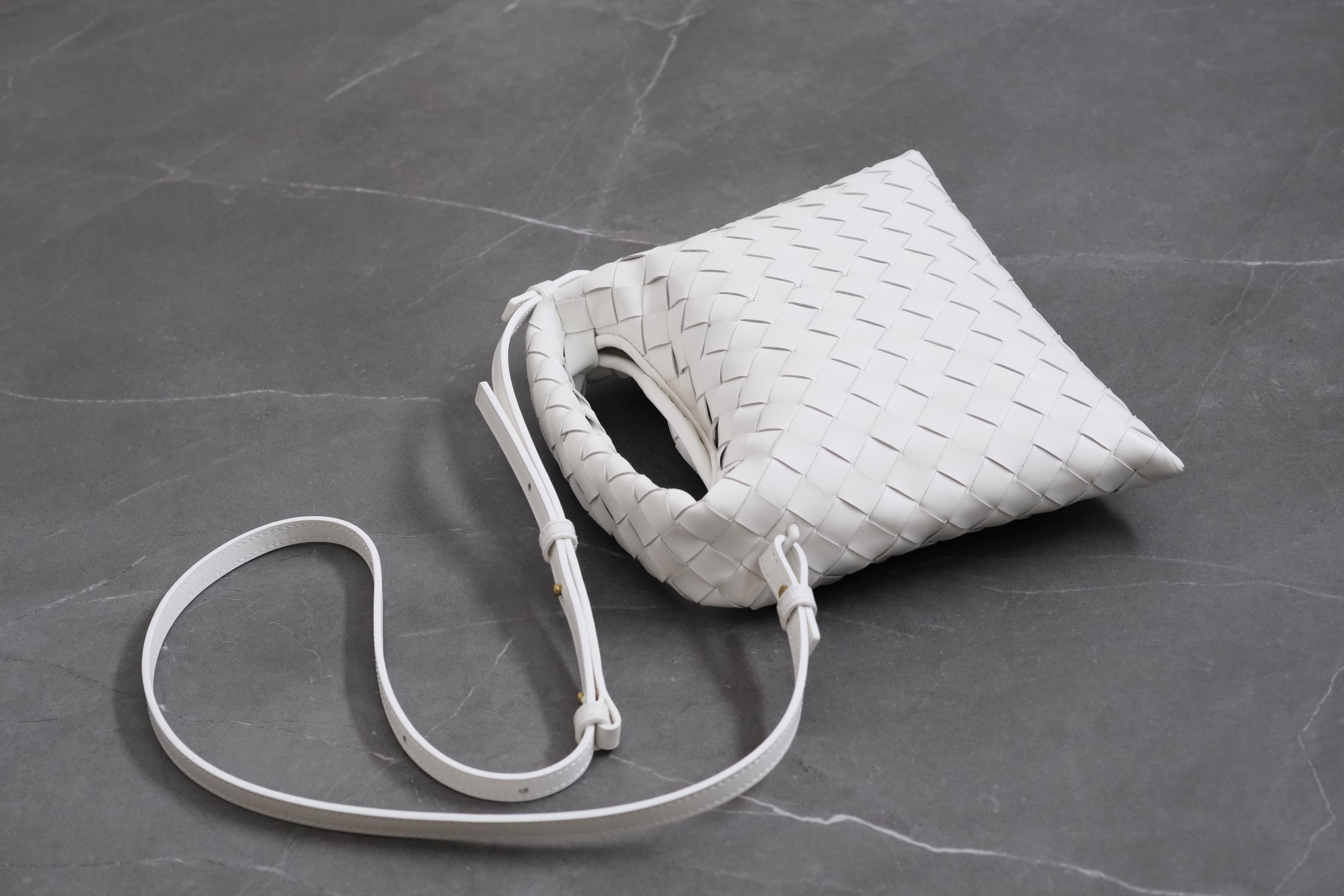 Bottega Veneta Hop Mini Intrecciato Calfskin Tote Shoulder Crossbody Bag with Magnetic Closure – White - Image 4