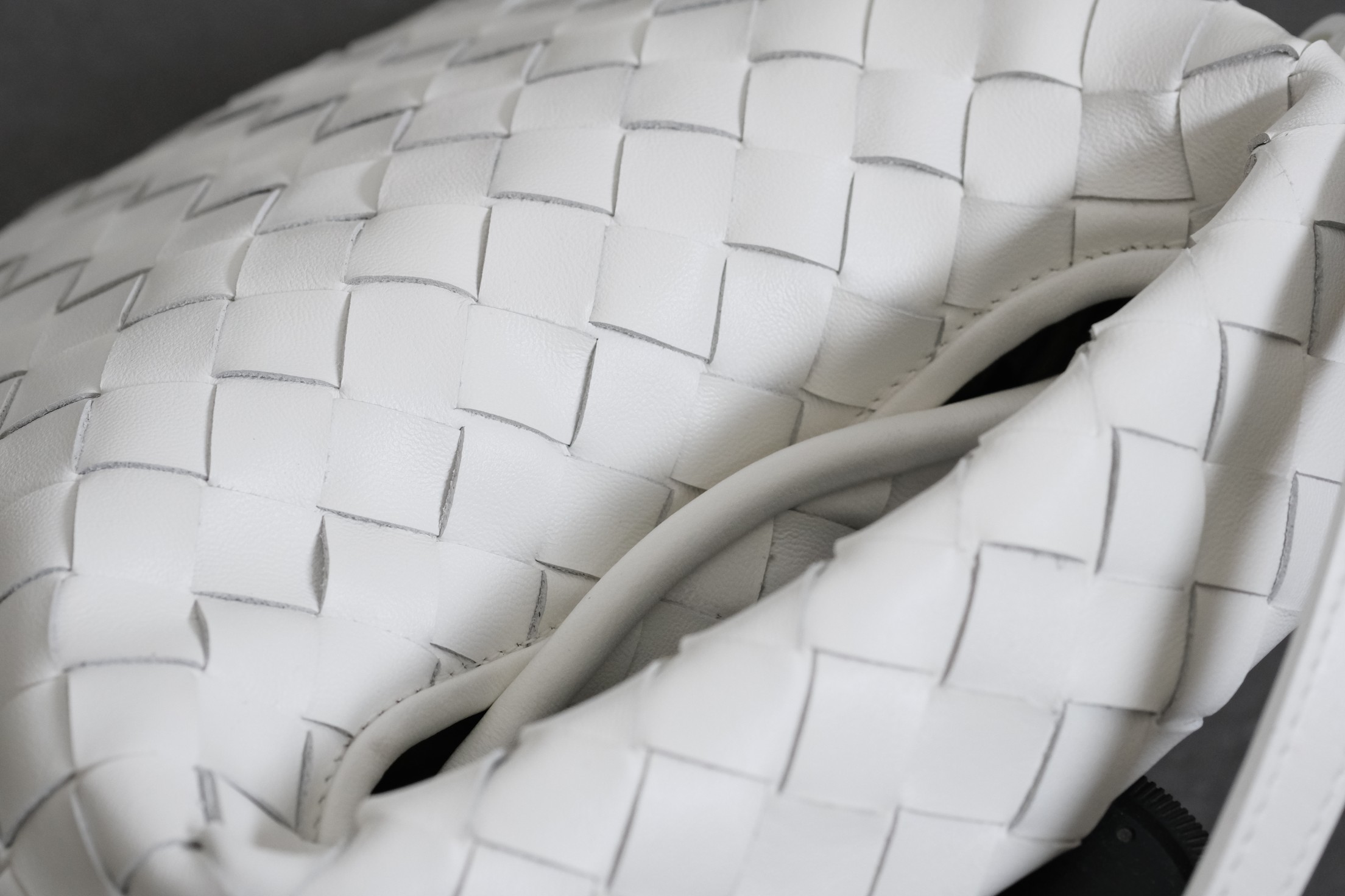 Bottega Veneta Hop Mini Intrecciato Calfskin Tote Shoulder Crossbody Bag with Magnetic Closure – White - Image 6